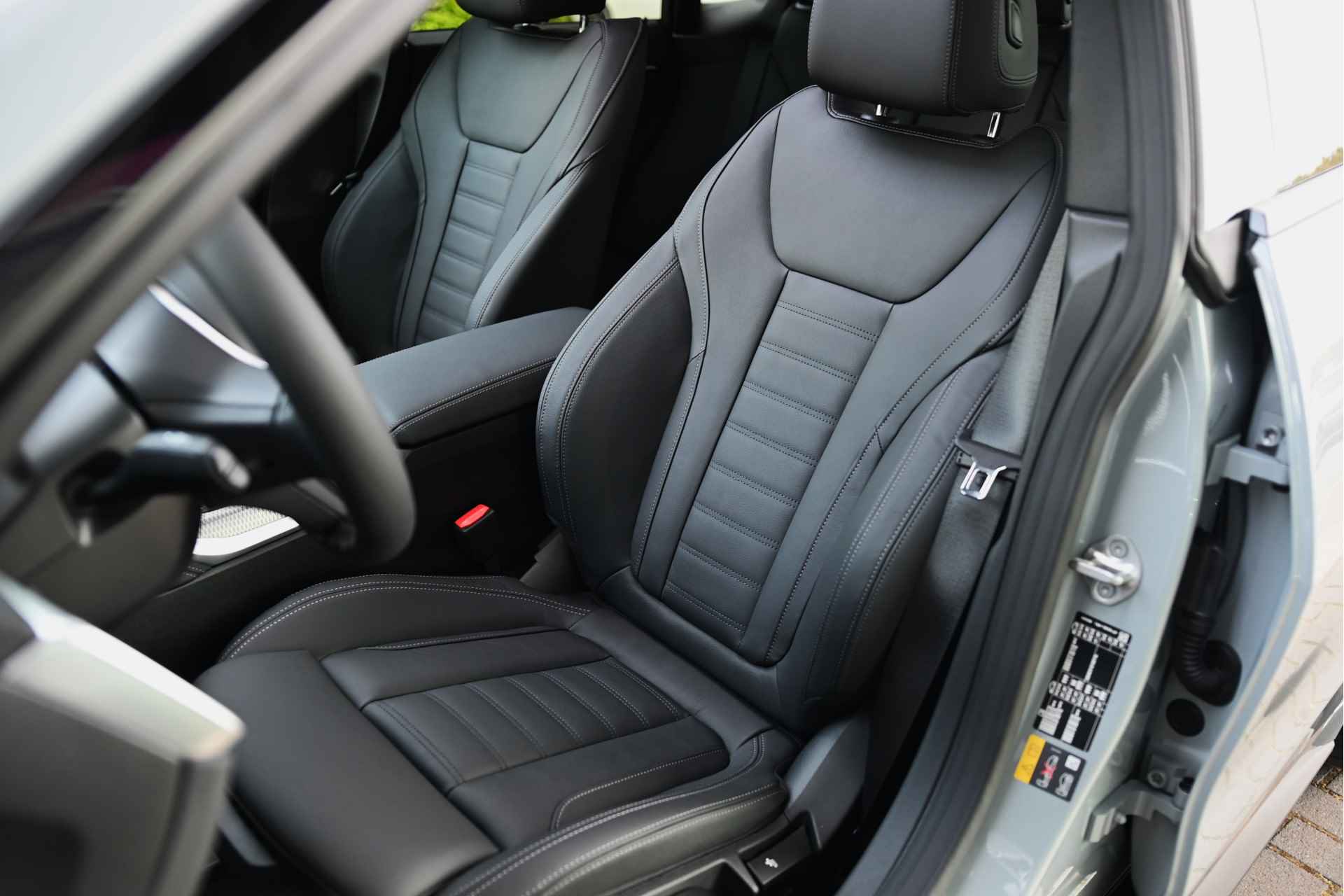 BMW i4 eDrive35 High Executive M Sport 70 kWh / Schuif-kanteldak / Active Cruise Control / Stoelverwarming / Parking Assistant / Live Cockpit Professional - 5/24