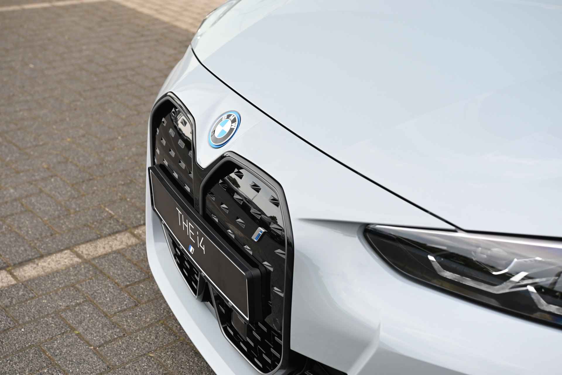 BMW i4 eDrive35 High Executive M Sport 70 kWh / Schuif-kanteldak / Active Cruise Control / Stoelverwarming / Parking Assistant / Live Cockpit Professional - 8/24