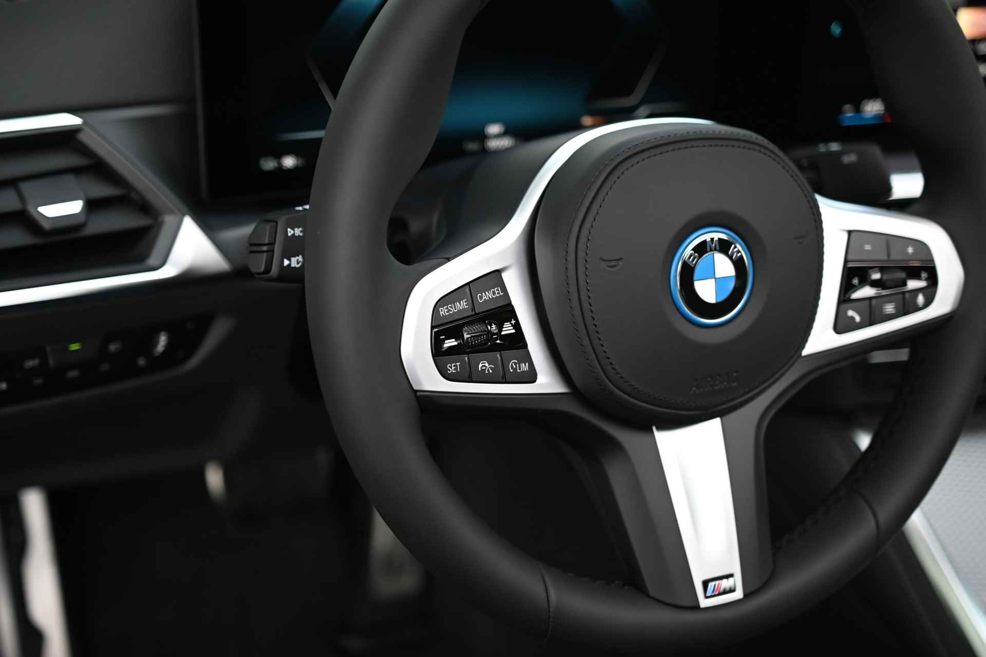 BMW i4 eDrive35 High Executive M Sport 70 kWh / Schuif-kanteldak / Active Cruise Control / Stoelverwarming / Parking Assistant / Live Cockpit Professional - 11/24