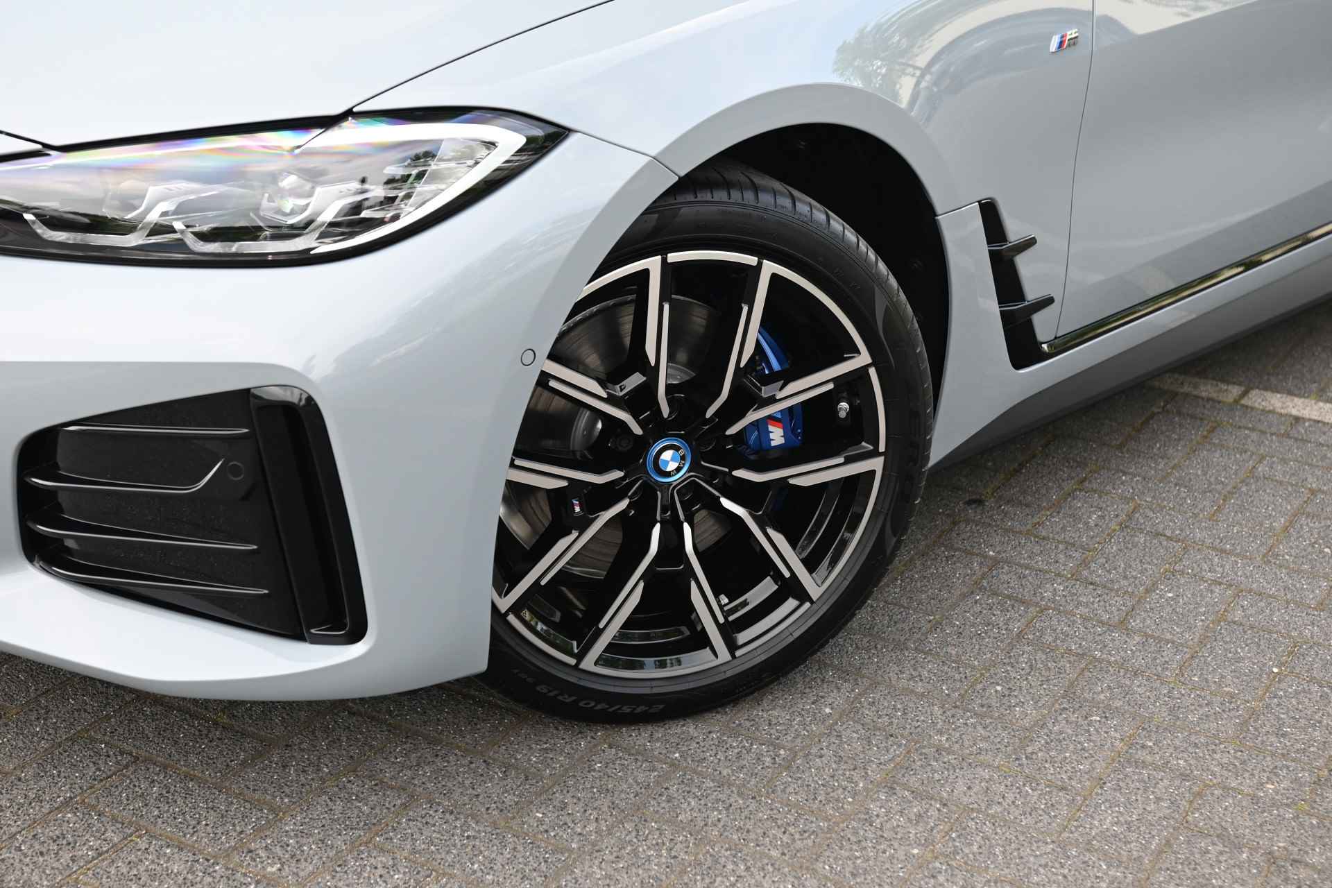 BMW i4 eDrive35 High Executive M Sport 70 kWh / Schuif-kanteldak / Active Cruise Control / Stoelverwarming / Parking Assistant / Live Cockpit Professional - 12/24