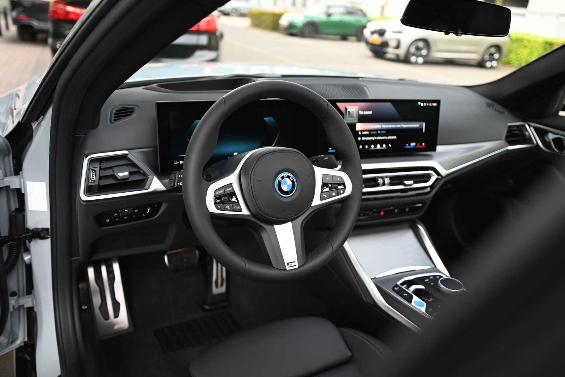 BMW i4 eDrive35 High Executive M Sport 70 kWh / Schuif-kanteldak / Active Cruise Control / Stoelverwarming / Parking Assistant / Live Cockpit Professional - 13/24