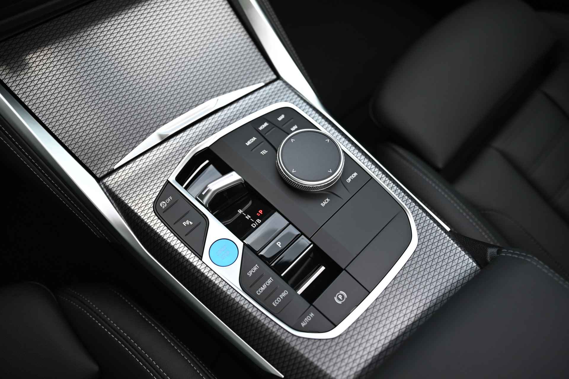 BMW i4 eDrive35 High Executive M Sport 70 kWh / Schuif-kanteldak / Active Cruise Control / Stoelverwarming / Parking Assistant / Live Cockpit Professional - 18/24