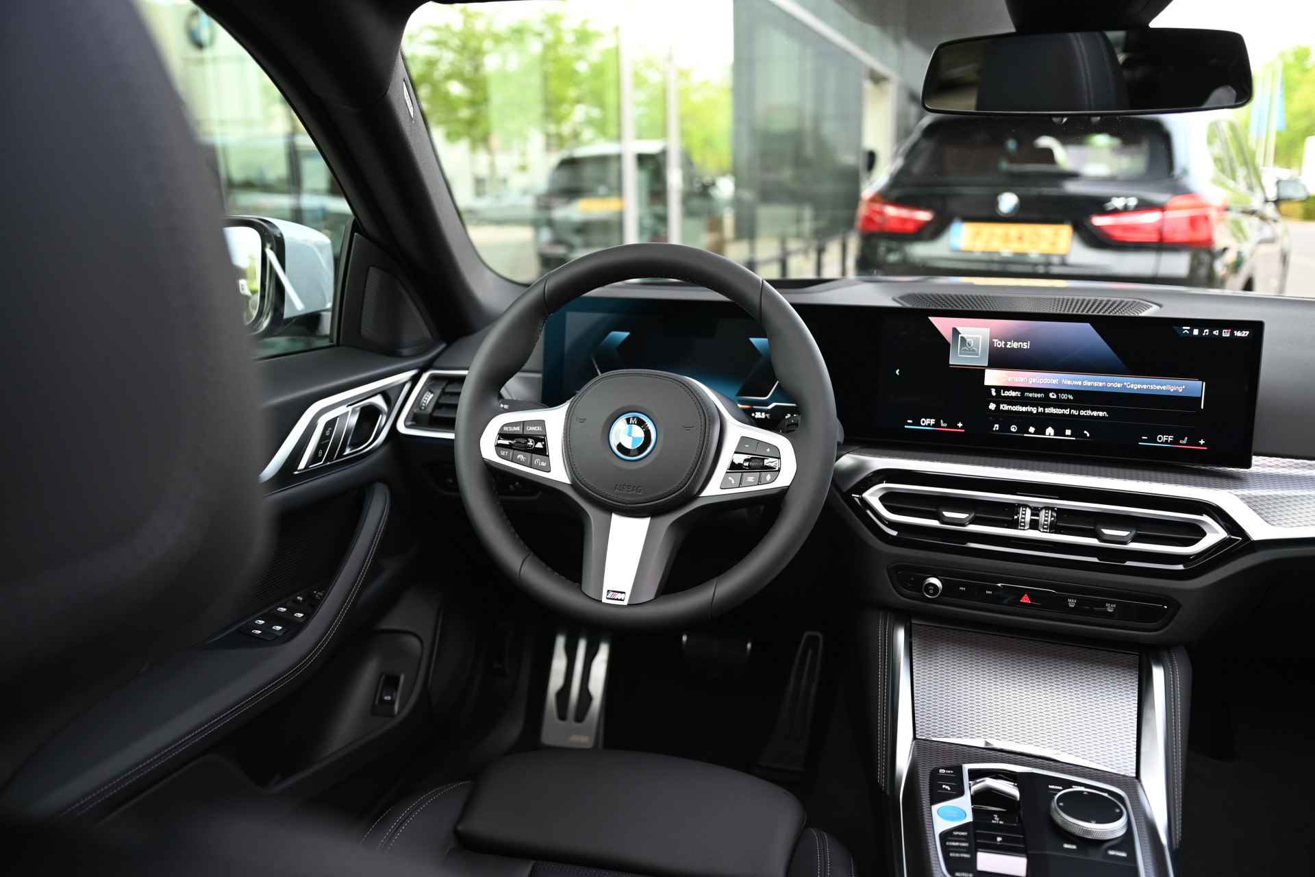 BMW i4 eDrive35 High Executive M Sport 70 kWh / Schuif-kanteldak / Active Cruise Control / Stoelverwarming / Parking Assistant / Live Cockpit Professional - 23/24