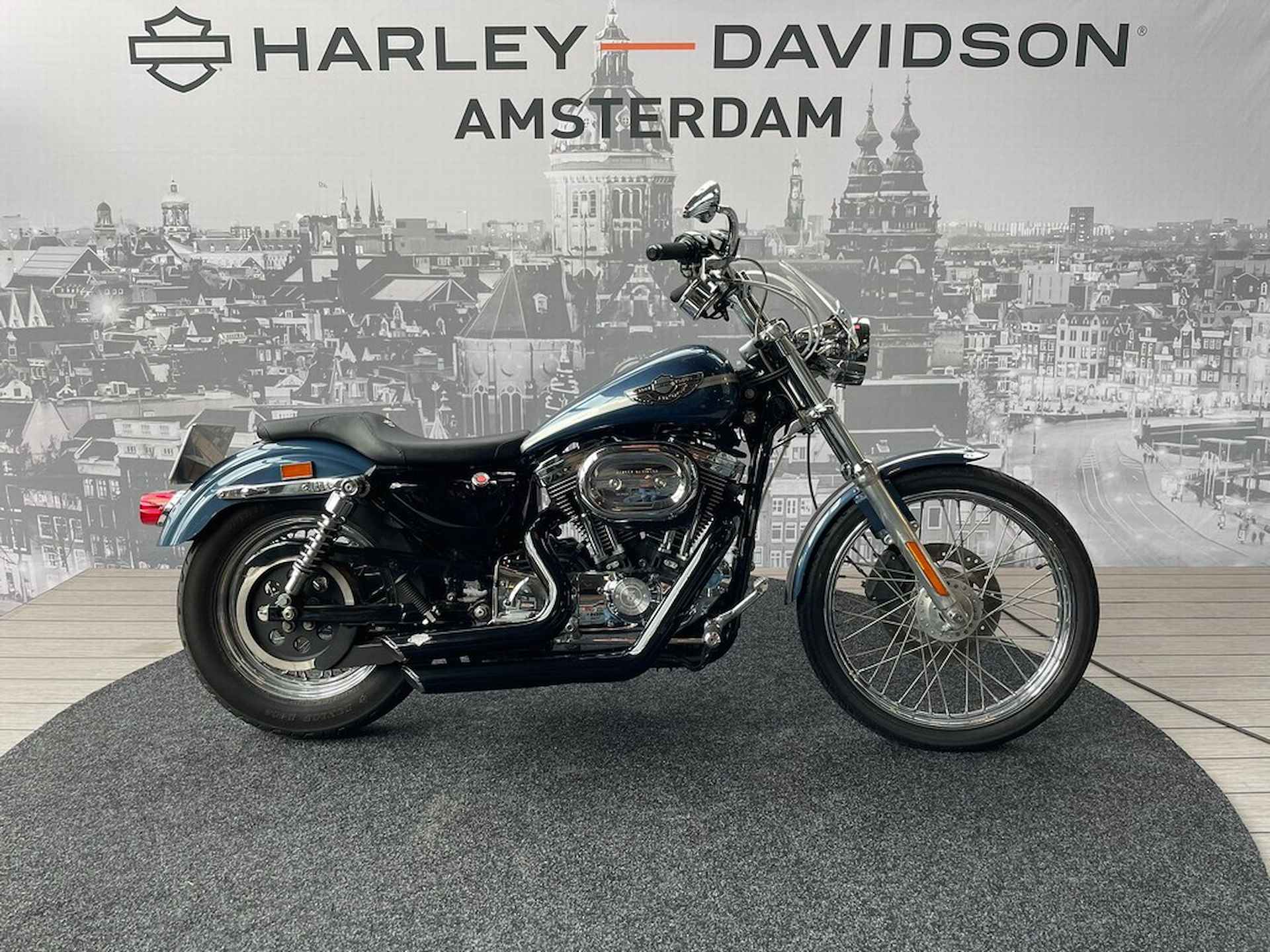 Harley-Davidson XL1200 C Custom - 1/8