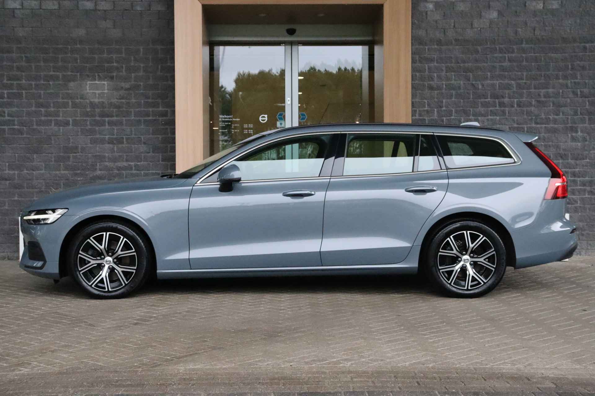 Volvo V60 B4 Core | Adaptieve Cruise Control | Pilot Assist | Stoelverwarming voor+achter | Stuurwielverwarming | Parkeercamera | Parkeers - 2/43