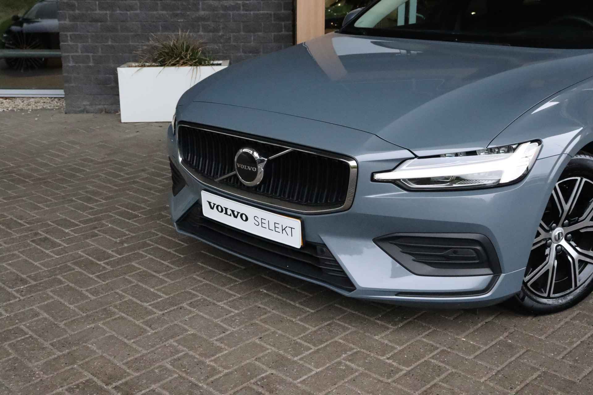 Volvo V60 B4 Core | Adaptieve Cruise Control | Pilot Assist | Stoelverwarming voor+achter | Stuurwielverwarming | Parkeercamera | Parkeers - 6/43