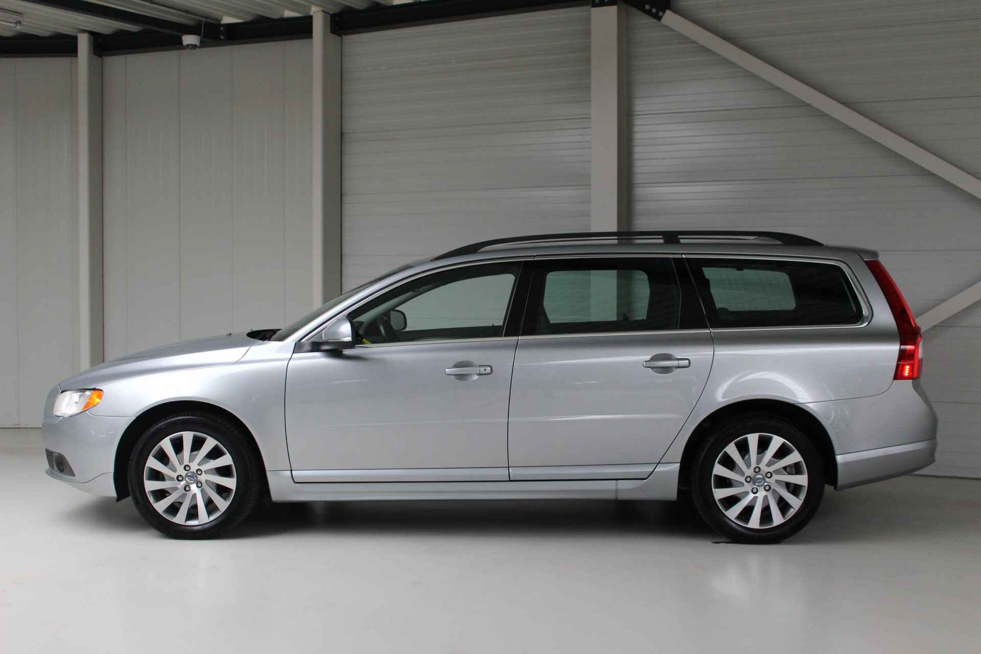 Volvo V70 1.6 T4 Limited Edition Automaat Leder | Cruise Control | El. achterklep | Xenon | Dakrails - 2/27