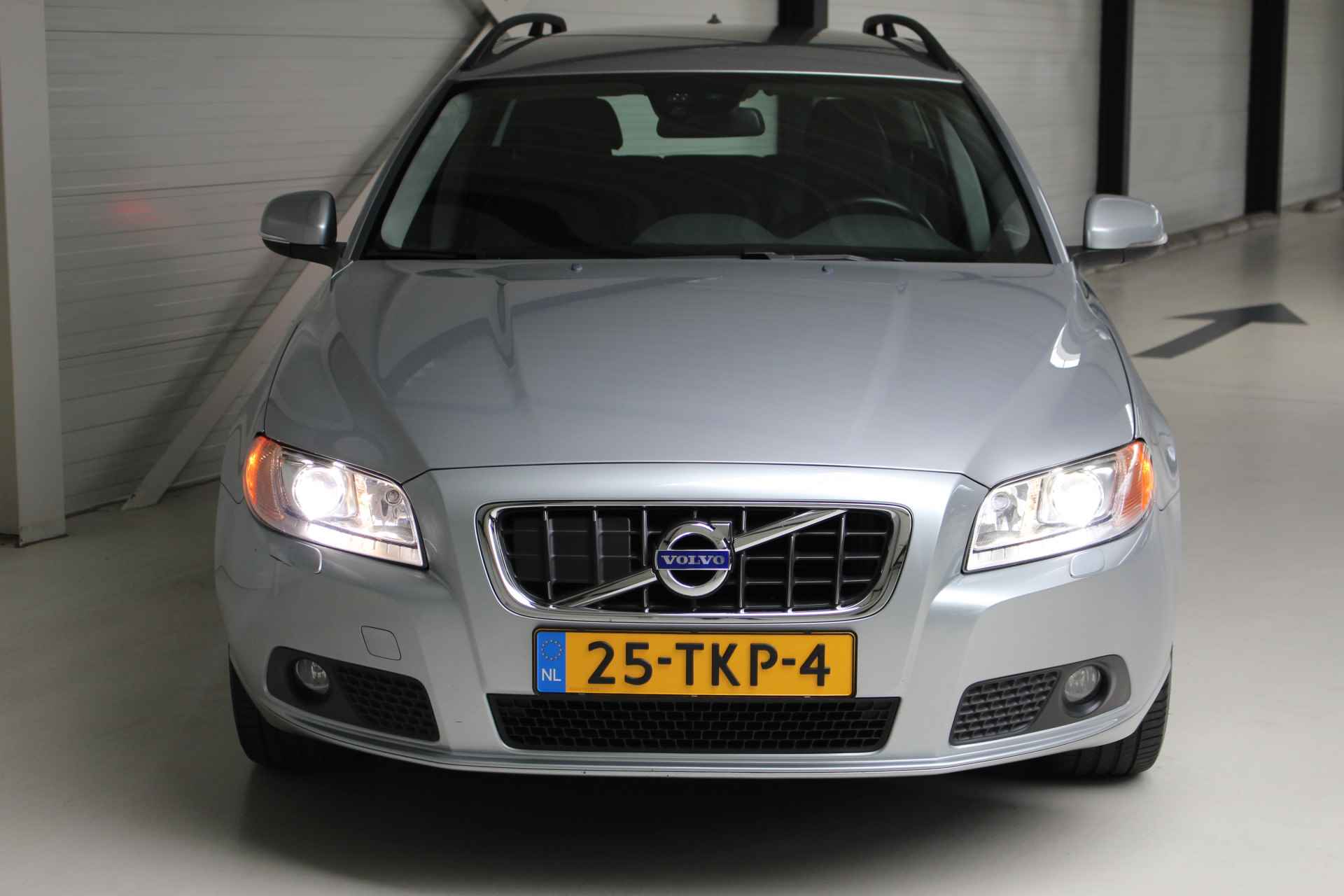 Volvo V70 1.6 T4 Limited Edition Automaat Leder | Cruise Control | El. achterklep | Xenon | Dakrails - 8/27