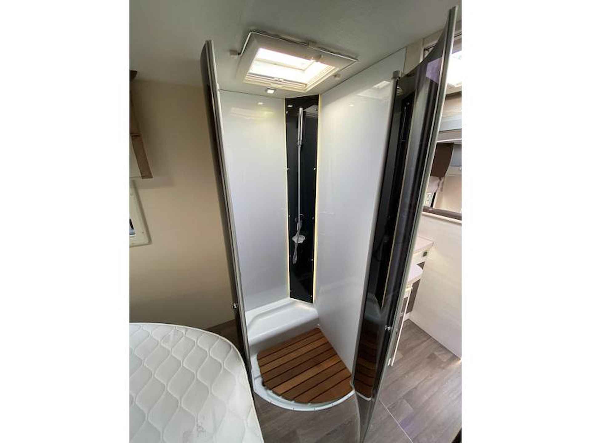 Chausson Titanium 718 XLB Queensbed Hefbed 41000 km - 21/22