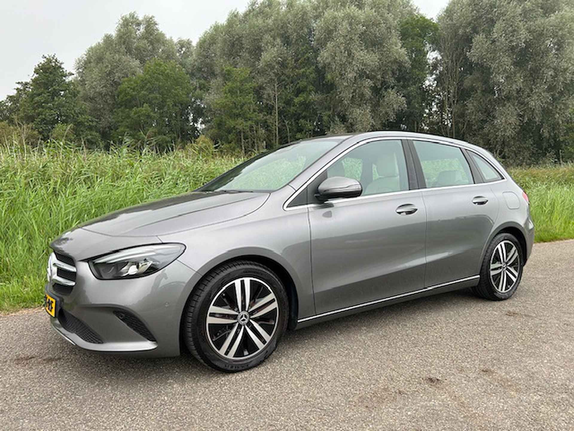 MERCEDES B-Klasse B180 7G-DCT Business Sol. Luxury | Uniek! 7870 KM | Apple carplay / Android auto | Camera | Crème leder | Sfeer verlichting | NAP | Rijklaar prijs! - 1/25