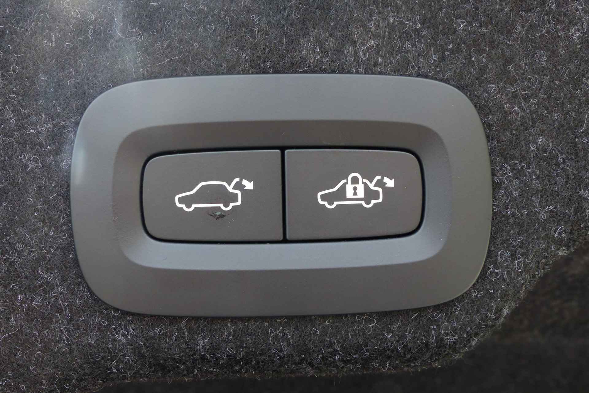 Volvo S90 B5 250PK AUT8 Ultimate Dark Adaptieve Cruise Control met Pilot Assist, Elektrisch bedienbaar panoramisch schuif-/kanteldak, Premium audio by Harman Kardon, Elektrisch bedienbare voorstoelen, Verwarmbare voorstoelen + stuurwiel, Verwarmbare achterbank, Park Assist voor + achter, Parkeercamera, 360° camera, Head-Up display, Blind Spot Information System, Keyless entree, 4-Zone Climate Control, Apple CarPlay/Android Auto, 20'' Lichtmetalen wielen - 17/28
