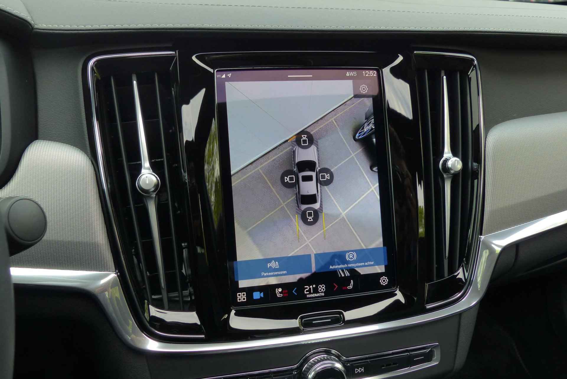 Volvo S90 B5 251PK AUT8 Ultimate Dark Adaptieve Cruise Control met Pilot Assist, Elektrisch bedienbaar panoramisch schuif-/kanteldak, Premium audio by Harman Kardon, Elektrisch bedienbare voorstoelen, Verwarmbare voorstoelen + stuurwiel, Verwarmbare achterbank, Park Assist voor + achter, Parkeercamera, 360° camera, Head-Up display, Blind Spot Information System, Keyless entree, 4-Zone Climate Control, Apple CarPlay/Android Auto, 20'' Lichtmetalen wielen - 25/27