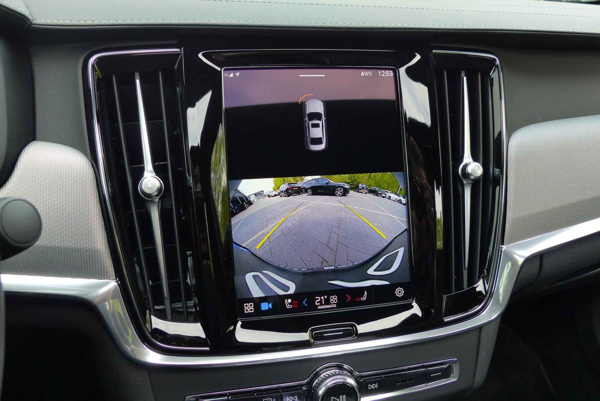 Volvo S90 B5 251PK AUT8 Ultimate Dark Adaptieve Cruise Control met Pilot Assist, Elektrisch bedienbaar panoramisch schuif-/kanteldak, Premium audio by Harman Kardon, Elektrisch bedienbare voorstoelen, Verwarmbare voorstoelen + stuurwiel, Verwarmbare achterbank, Park Assist voor + achter, Parkeercamera, 360° camera, Head-Up display, Blind Spot Information System, Keyless entree, 4-Zone Climate Control, Apple CarPlay/Android Auto, 20'' Lichtmetalen wielen - 26/27