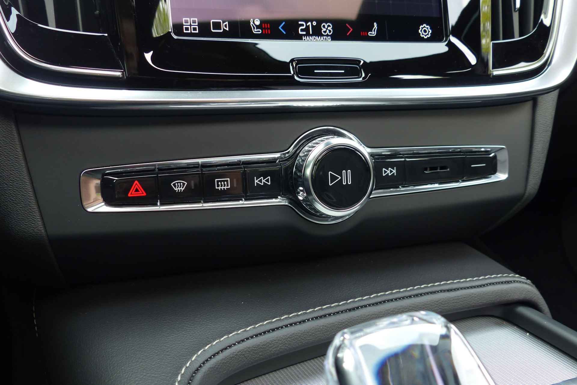 Volvo S90 B5 251PK AUT8 Ultimate Dark Adaptieve Cruise Control met Pilot Assist, Elektrisch bedienbaar panoramisch schuif-/kanteldak, Premium audio by Harman Kardon, Elektrisch bedienbare voorstoelen, Verwarmbare voorstoelen + stuurwiel, Verwarmbare achterbank, Park Assist voor + achter, Parkeercamera, 360° camera, Head-Up display, Blind Spot Information System, Keyless entree, 4-Zone Climate Control, Apple CarPlay/Android Auto, 20'' Lichtmetalen wielen - 27/27