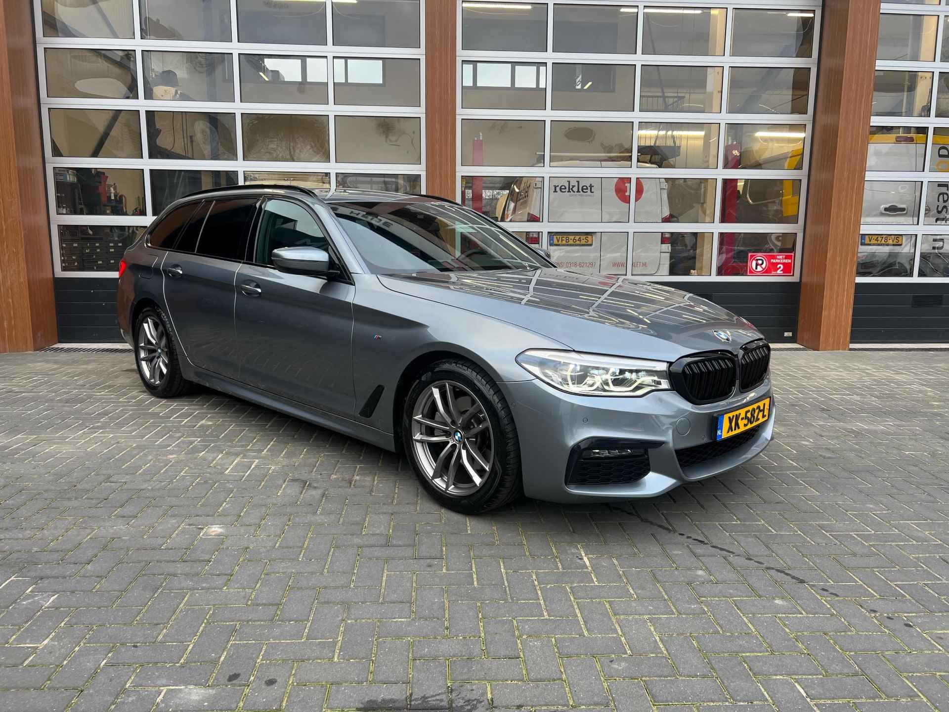 BMW 5-serie Touring 520i Corporate Lease High Executive | M-Pakket | Panoramadak |Dealer onderhouden | Trekhaak | NL-Auto | - 3/31