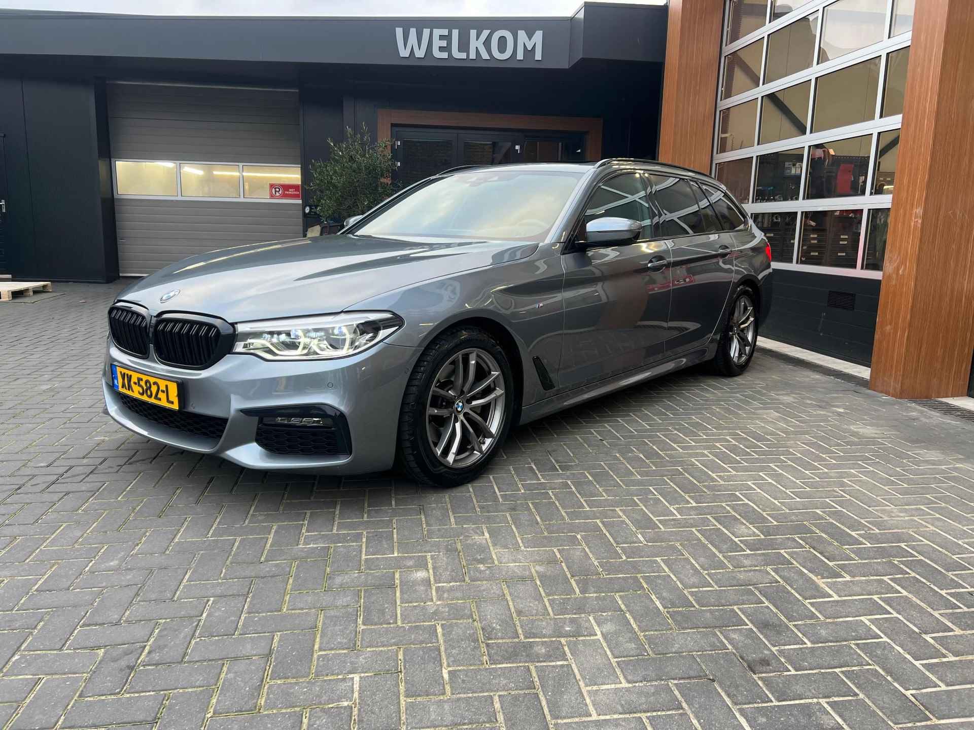 BMW 5-serie Touring 520i Corporate Lease High Executive | M-Pakket | Panoramadak |Dealer onderhouden | Trekhaak | NL-Auto | - 8/31