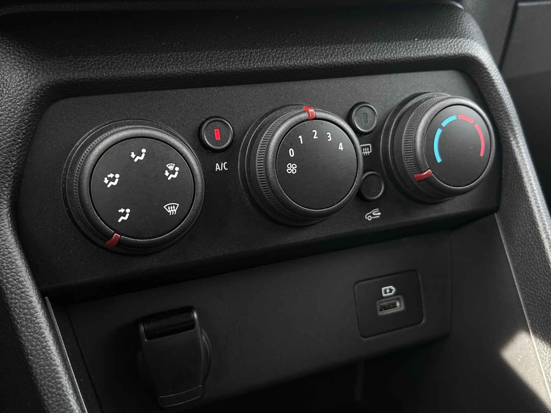 Dacia Jogger 1.0 TCe Comfort 5p. / Cruise / Navi / Apple carplay / Achteruitrij camera / PDC voor + achter / led / armsteun / airco / - 27/38