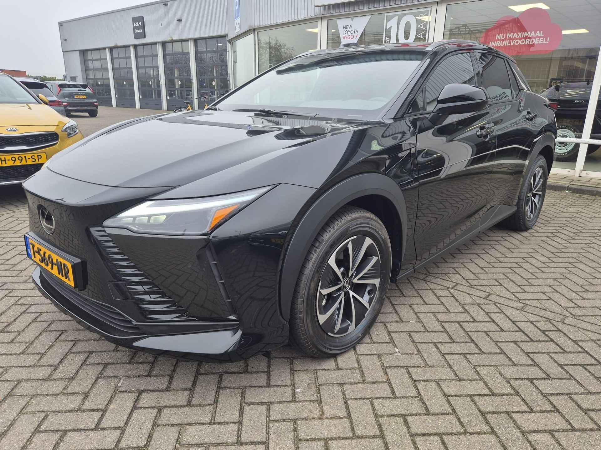 Lexus RZ 450e Executive Line 71 kWh NIEUW & DIRECT LEVERBAAR , Automaat , Stoel/Stuur verwarming ,Leder ,Dodehoek detectie, 10 jaar Lexus garantie, originele NL auto, 435KM - 10/35