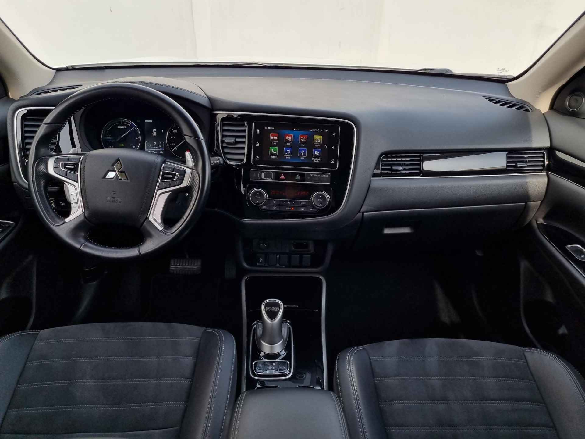 Mitsubishi Outlander 2.4 PHEV Intense S-AWC 4WD Automaat / Trekhaak (1500KG Trekgewicht) / Dealeronderhouden / Navigatie via Android Auto/Apple Carplay - 2/46