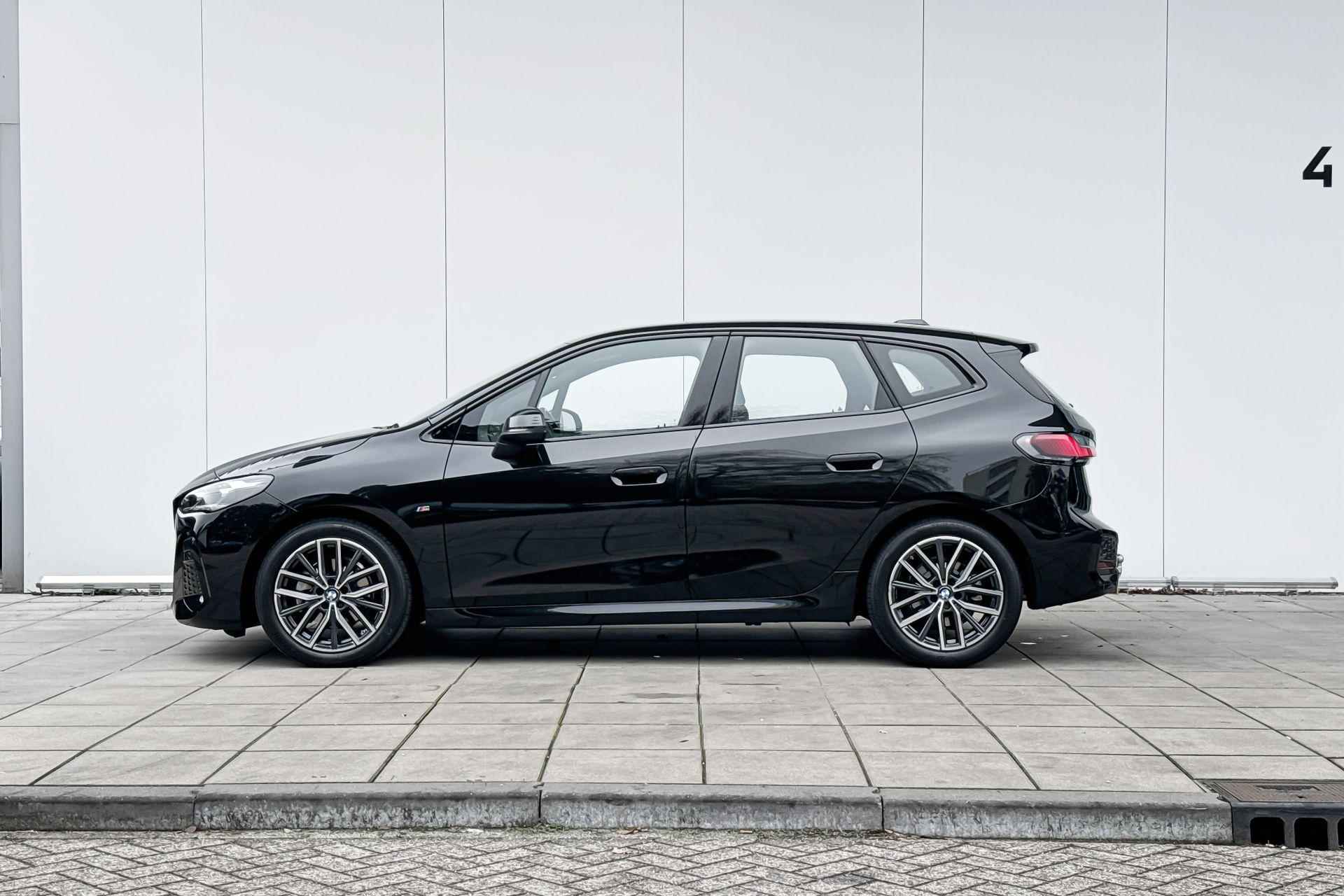 BMW 2 Serie Active Tourer 220i M-Sport /  18" / Trekhaak met elektrisch wegklapbare kogel / Comfort Acces / Parking Assistant / Sport Stoelen - 2/28