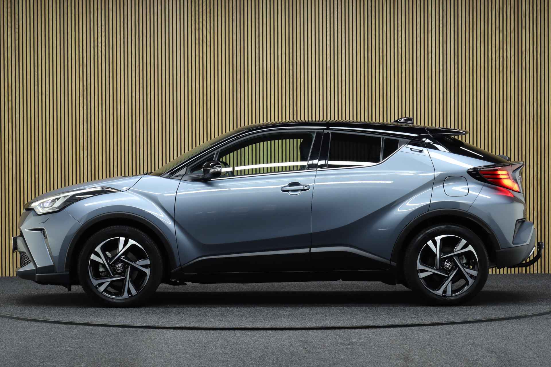 Toyota C-HR 2.0 Hybrid 184PK Style Bi-Tone | Adaptive-cruise | Apple Carplay & Android Auto | Camera | Dodehoekdetectie | Keyless | Afneembare Trekhaak | Winterpakket - 2/51