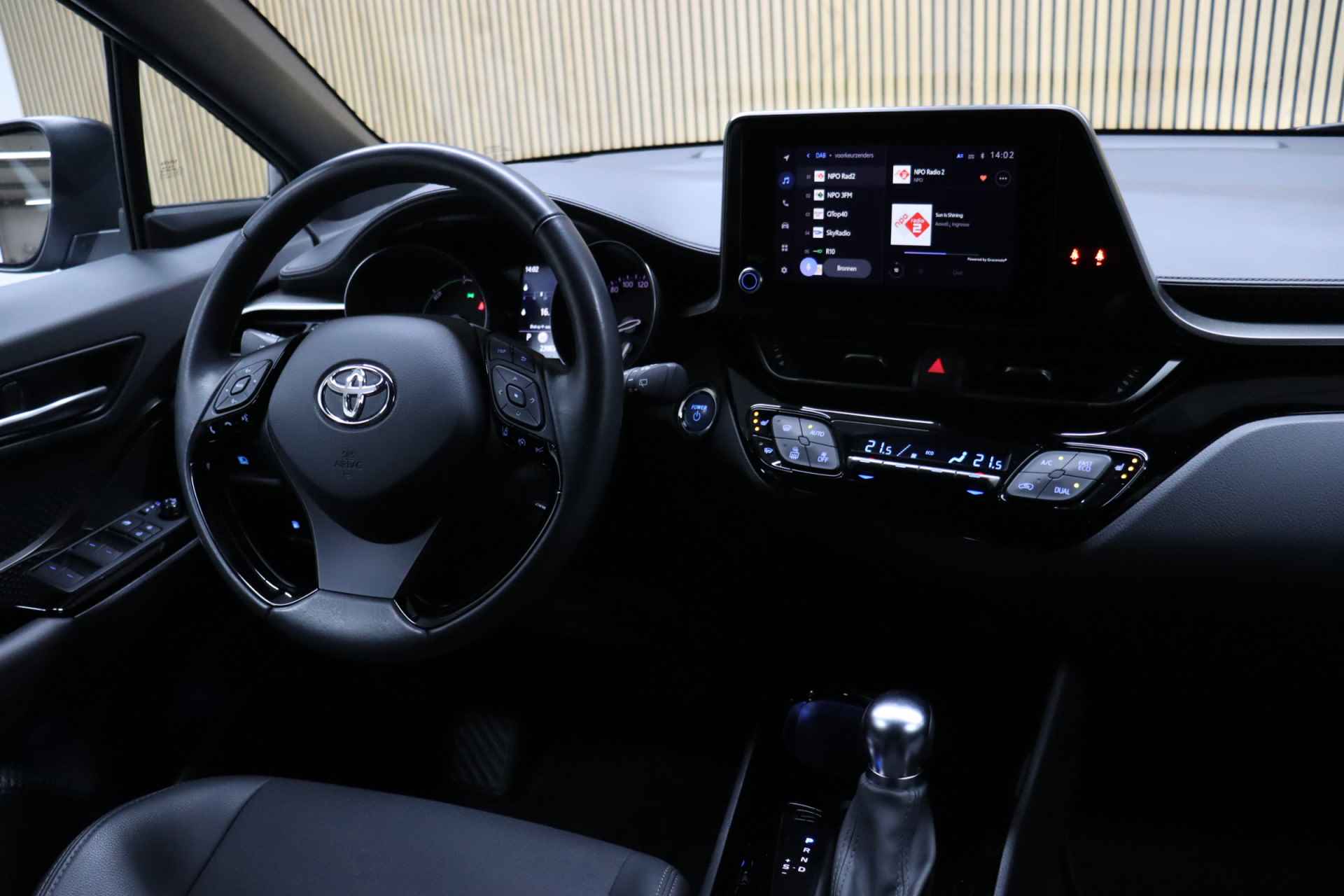 Toyota C-HR 2.0 Hybrid 184PK Style Bi-Tone | Adaptive-cruise | Apple Carplay & Android Auto | Camera | Dodehoekdetectie | Keyless | Afneembare Trekhaak | Winterpakket - 45/51