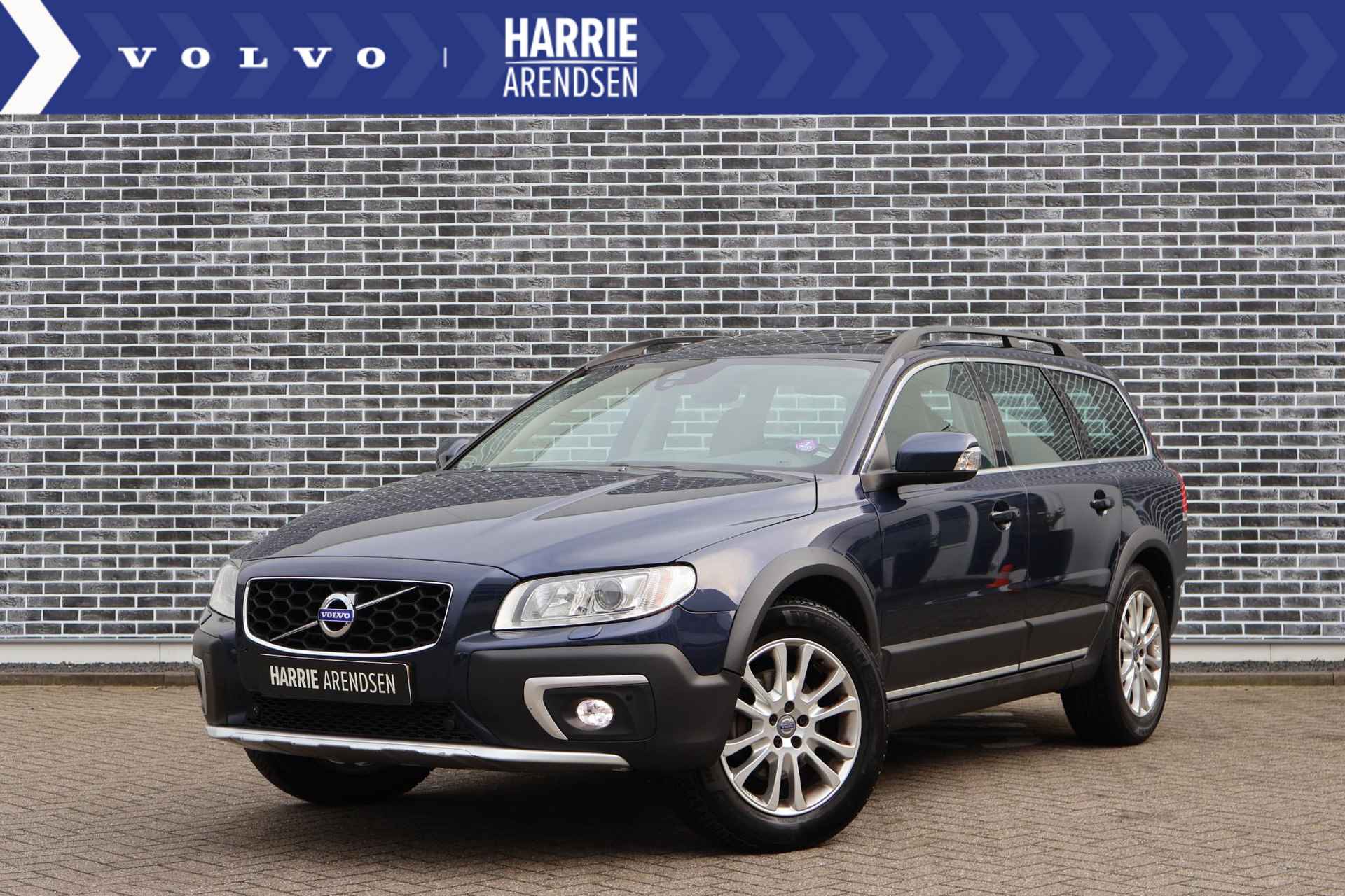 Volvo XC70 2.0 T5 FWD Nordic+ | Schuifdak | Trekhaak | Lederen bekleding | Standkachel | Stoelverwarming | Bi-xenon koplampen | Parkeersensoren voor + achter | Voorruitverwarming | Elektrische achterklep |