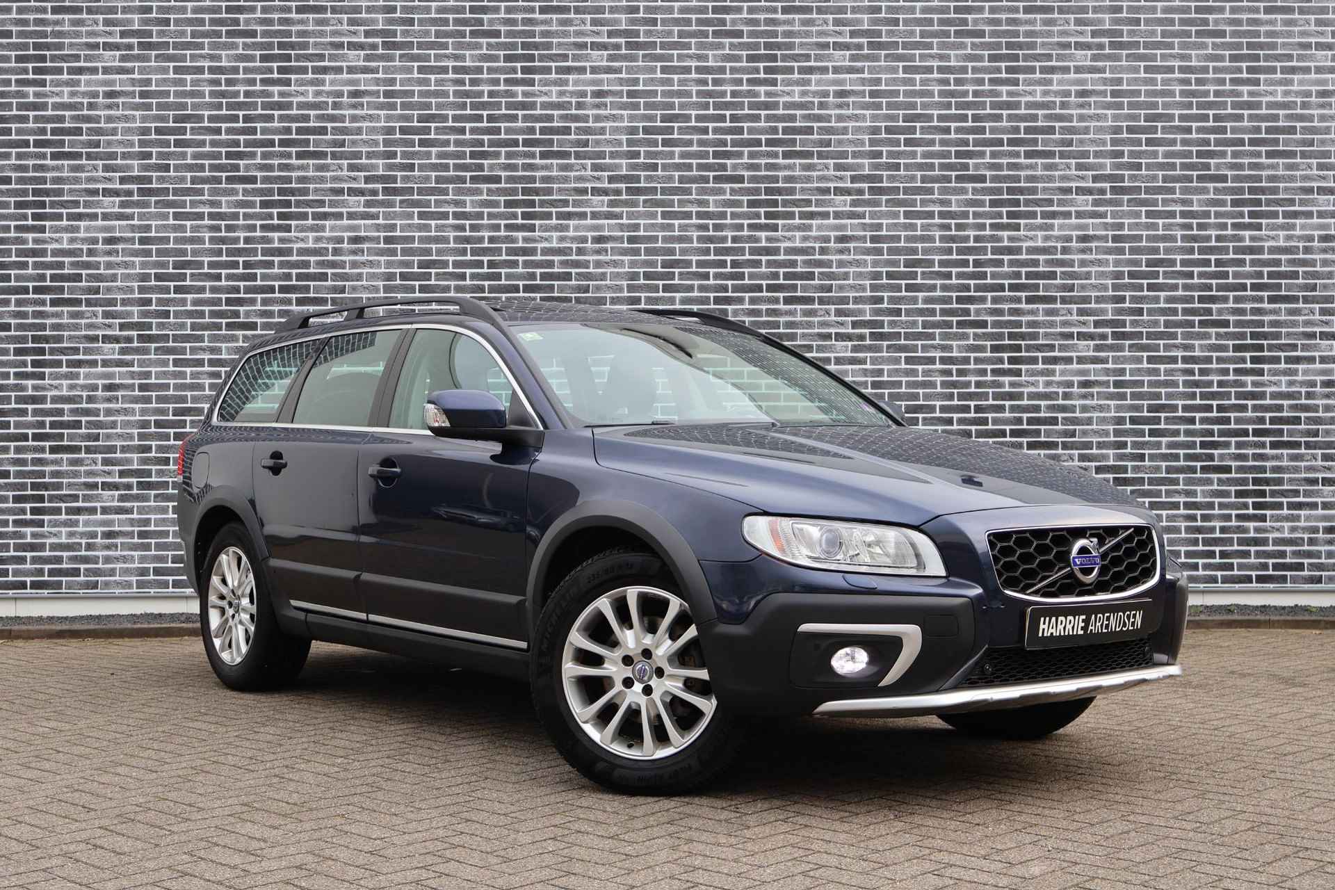 Volvo XC70 2.0 T5 FWD Nordic+ | Schuifdak | Trekhaak | Lederen bekleding | Standkachel | Stoelverwarming | Bi-xenon koplampen | Parkeersensoren voor + achter | Voorruitverwarming | Elektrische achterklep | - 4/22