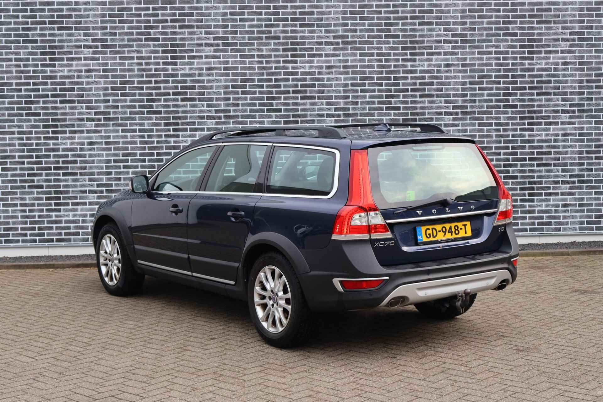 Volvo XC70 2.0 T5 FWD Nordic+ | Schuifdak | Trekhaak | Lederen bekleding | Standkachel | Stoelverwarming | Bi-xenon koplampen | Parkeersensoren voor + achter | Voorruitverwarming | Elektrische achterklep | - 5/22