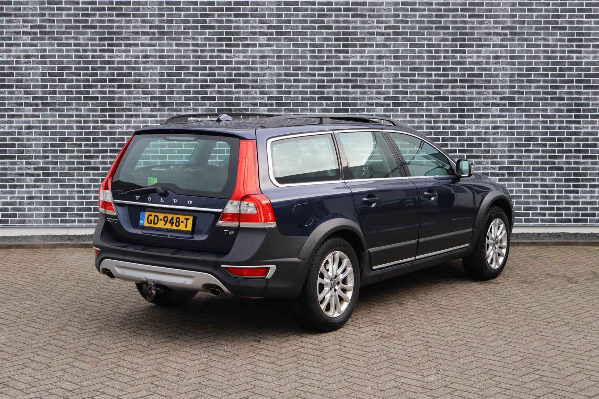 Volvo XC70 2.0 T5 FWD Nordic+ | Schuifdak | Trekhaak | Lederen bekleding | Standkachel | Stoelverwarming | Bi-xenon koplampen | Parkeersensoren voor + achter | Voorruitverwarming | Elektrische achterklep | - 6/22