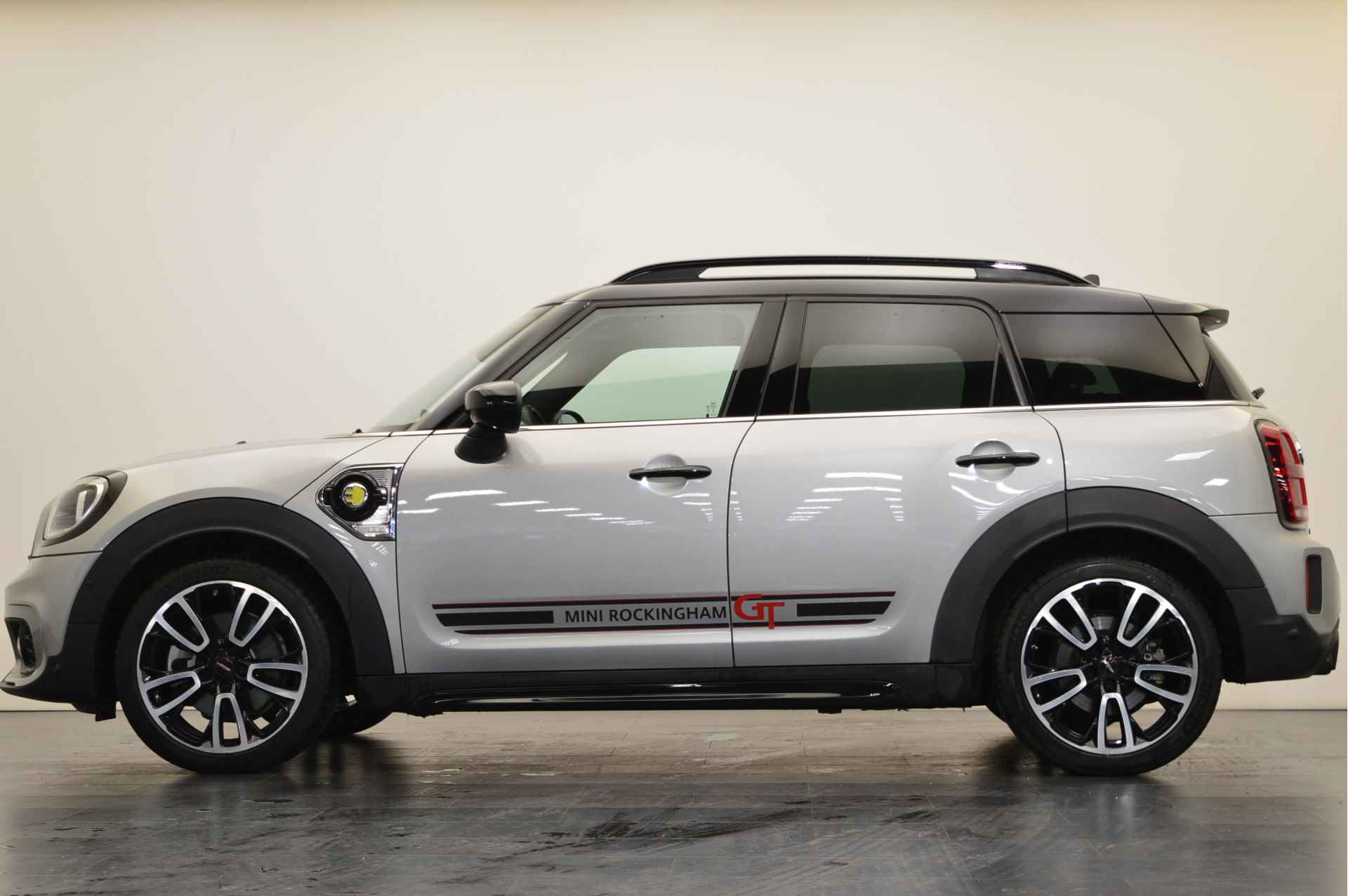 MINI Countryman Cooper SE ALL4 JCW Automaat / Premium Plus Pakket / Panoramadak / Achteruitrijcamera / Comfort Access / Active Cruise Control / Head-Up / LED / Park Assistant - 3/24