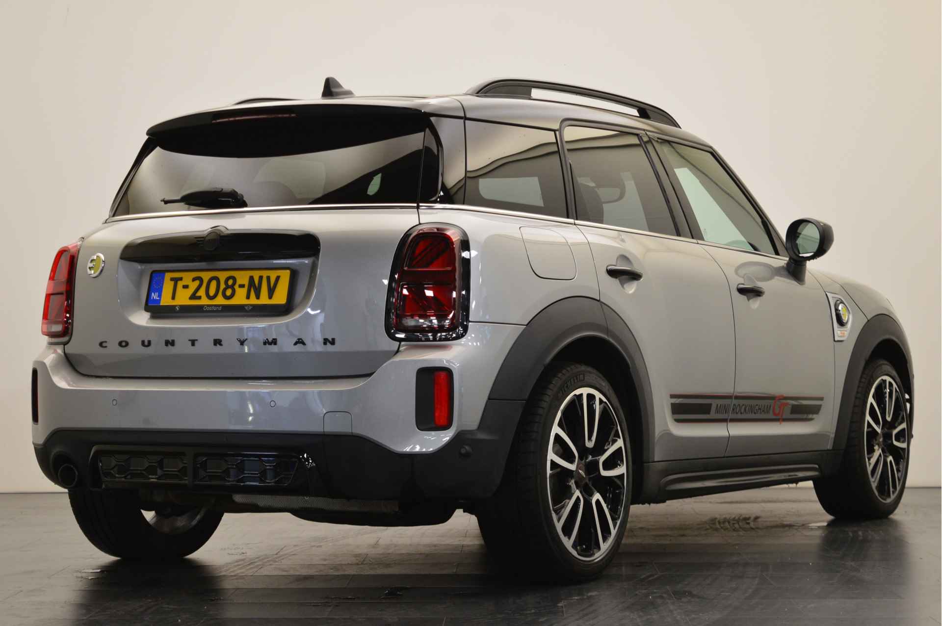 MINI Countryman Cooper SE ALL4 JCW Automaat / Premium Plus Pakket / Panoramadak / Achteruitrijcamera / Comfort Access / Active Cruise Control / Head-Up / LED / Park Assistant - 4/24