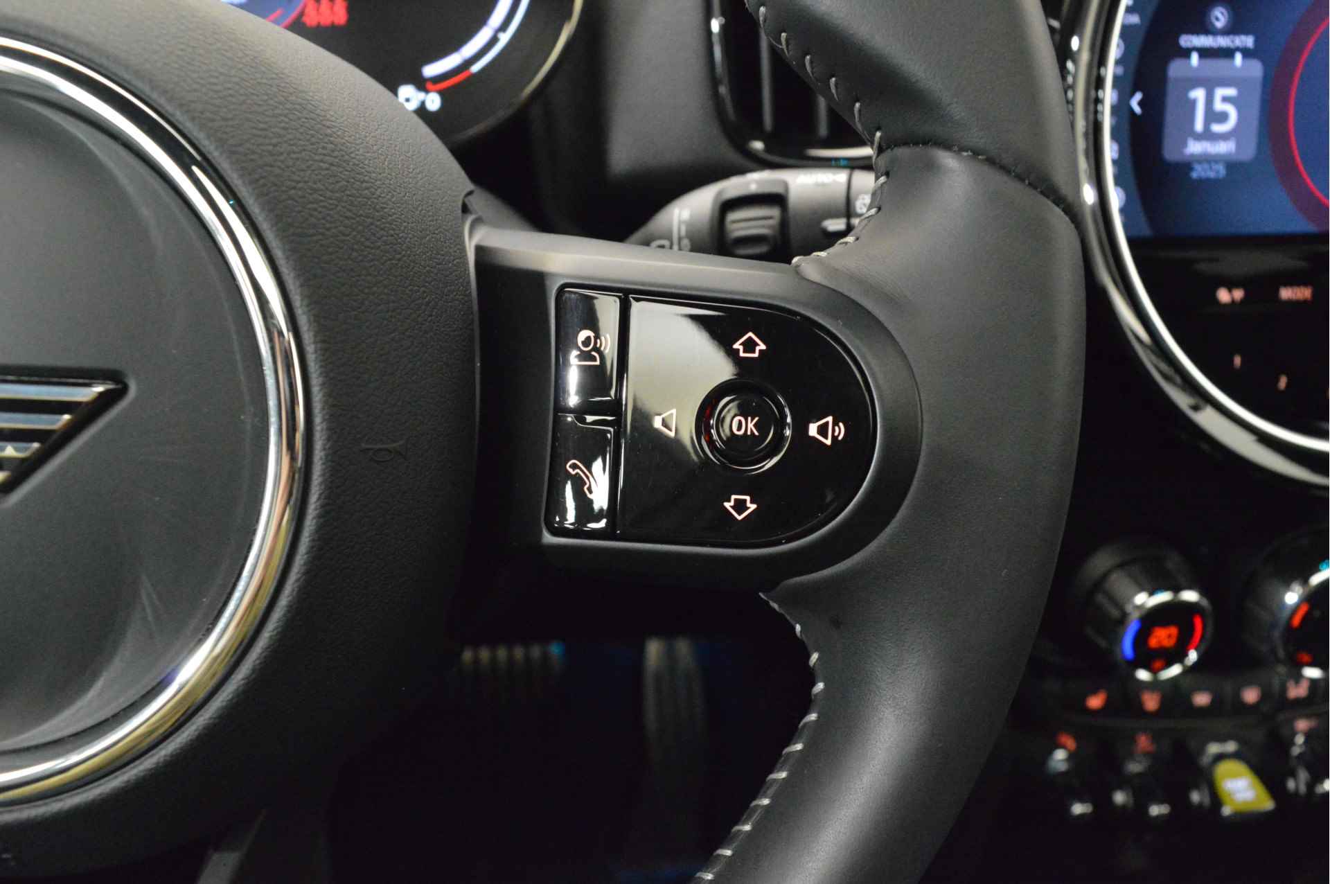 MINI Countryman Cooper SE ALL4 JCW Automaat / Premium Plus Pakket / Panoramadak / Achteruitrijcamera / Comfort Access / Active Cruise Control / Head-Up / LED / Park Assistant - 13/24