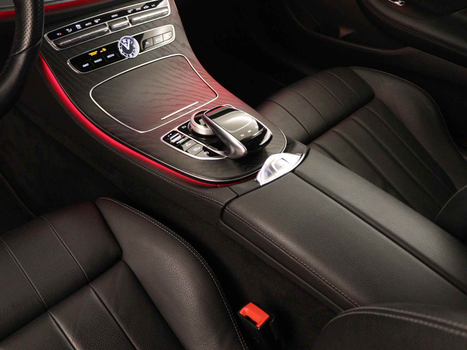 Mercedes-Benz E-Klasse Cabrio 200 Premium Plus Limited | AMG | Sfeerverlichting | Navigatie | Memory Seats | Stoel+Nekverwarming |  Parkeersensoren + Camera | Inclusief 24 MB Premium Certified garantie voor Europa. - 29/42