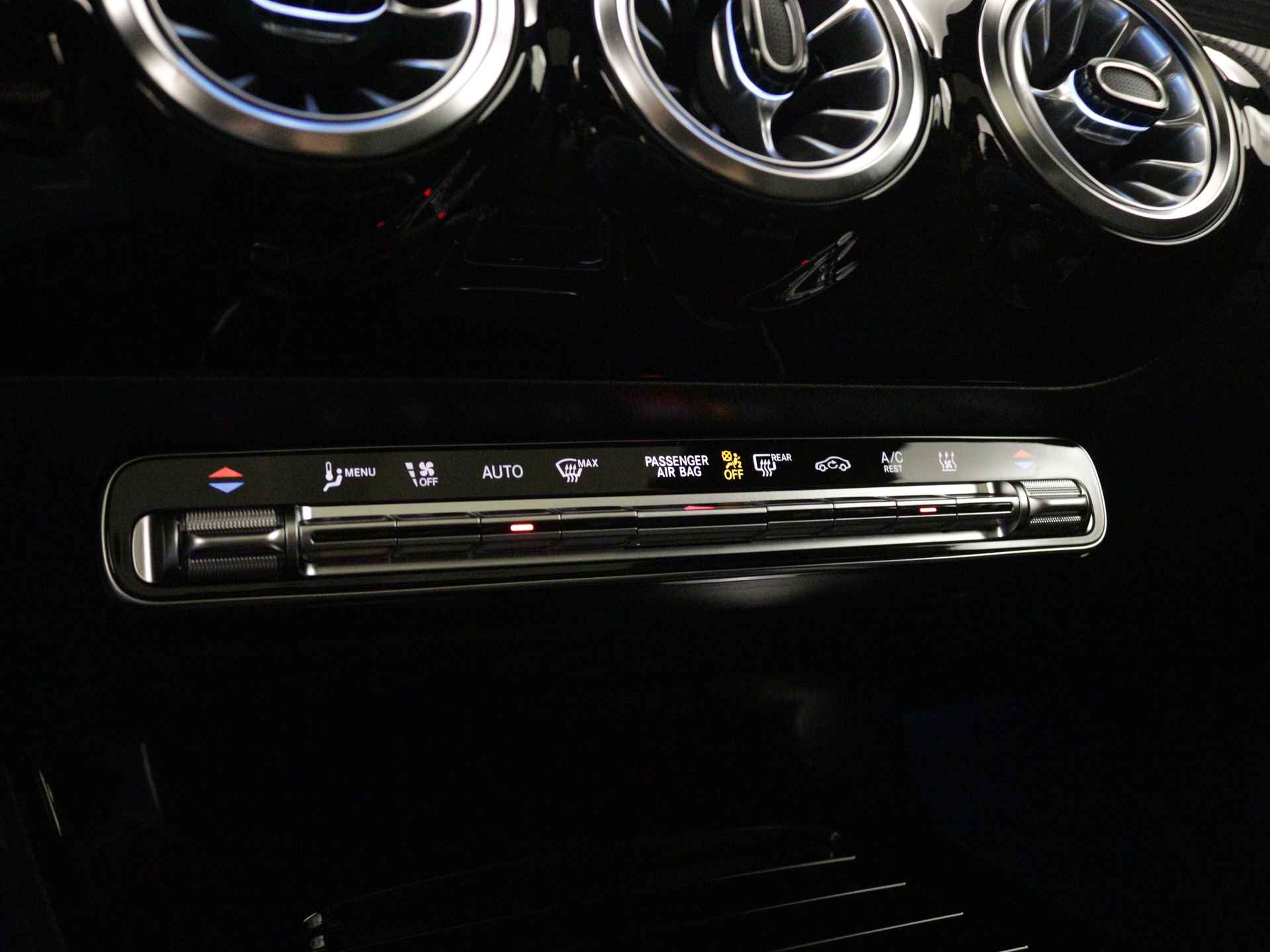 Mercedes-Benz CLA-Klasse Shooting Brake 250 e Luxury Line | Panorama / schuifdak | Smartphone-integratie | Premium pakket | Nightpakket | Parkeerpakket met achteruitrijcamera | Stoelverwarming vooraan | - 10/40