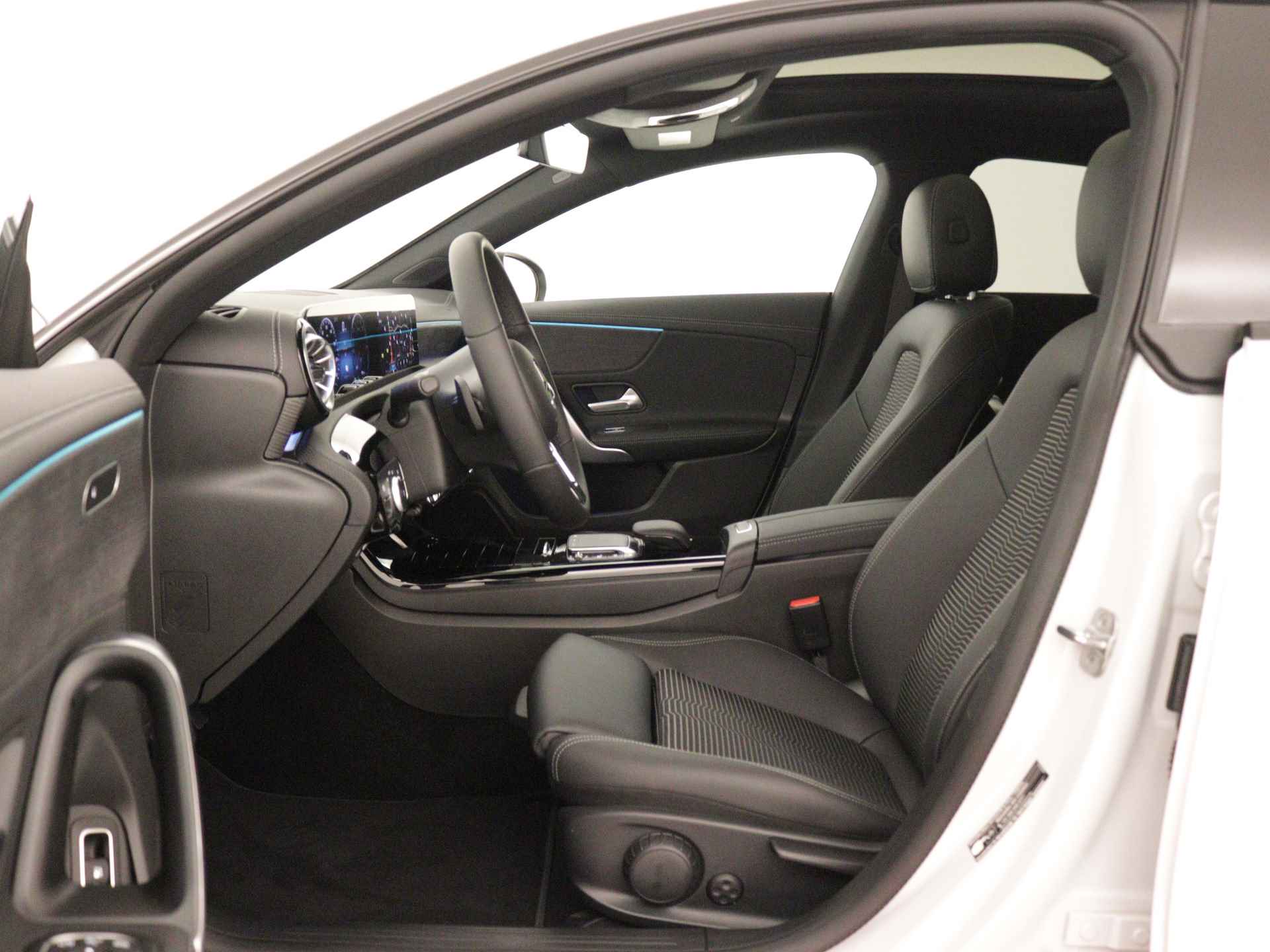 Mercedes-Benz CLA-Klasse Shooting Brake 250 e Luxury Line | Panorama / schuifdak | Smartphone-integratie | Premium pakket | Nightpakket | Parkeerpakket met achteruitrijcamera | Stoelverwarming vooraan | - 16/40