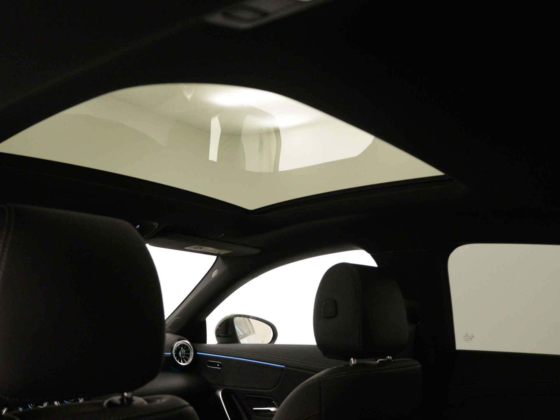 Mercedes-Benz CLA-Klasse Shooting Brake 250 e Luxury Line | Panorama / schuifdak | Smartphone-integratie | Premium pakket | Nightpakket | Parkeerpakket met achteruitrijcamera | Stoelverwarming vooraan | - 17/40