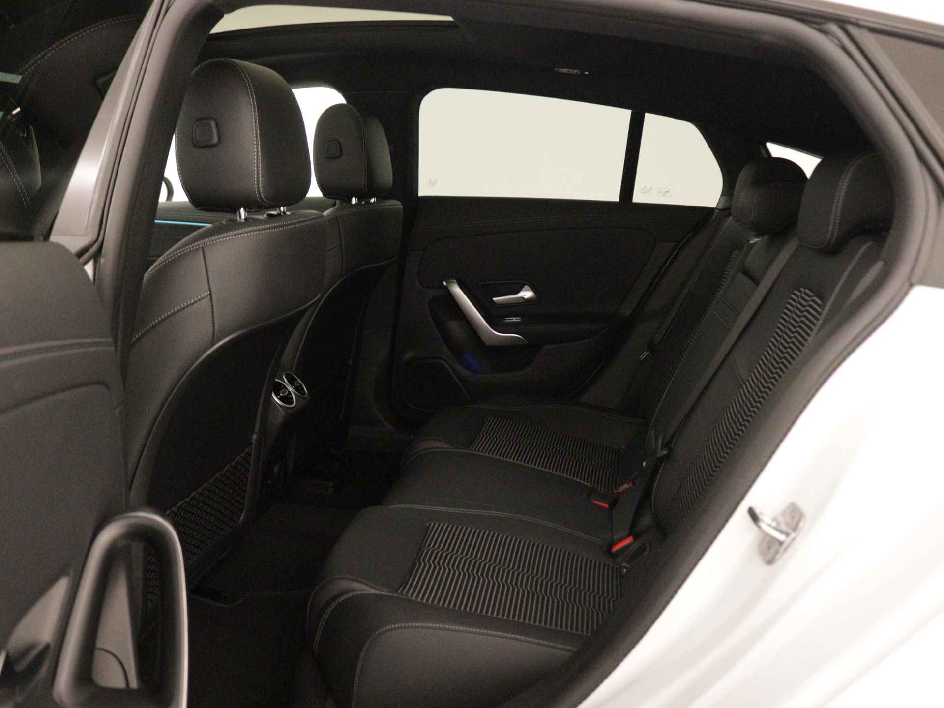 Mercedes-Benz CLA-Klasse Shooting Brake 250 e Luxury Line | Panorama / schuifdak | Smartphone-integratie | Premium pakket | Nightpakket | Parkeerpakket met achteruitrijcamera | Stoelverwarming vooraan | - 18/40
