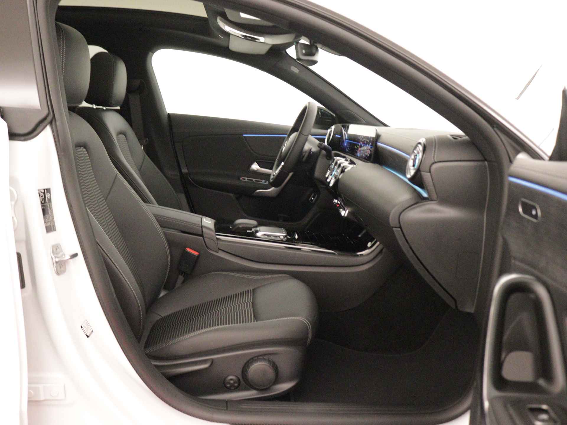 Mercedes-Benz CLA-Klasse Shooting Brake 250 e Luxury Line | Panorama / schuifdak | Smartphone-integratie | Premium pakket | Nightpakket | Parkeerpakket met achteruitrijcamera | Stoelverwarming vooraan | - 26/40