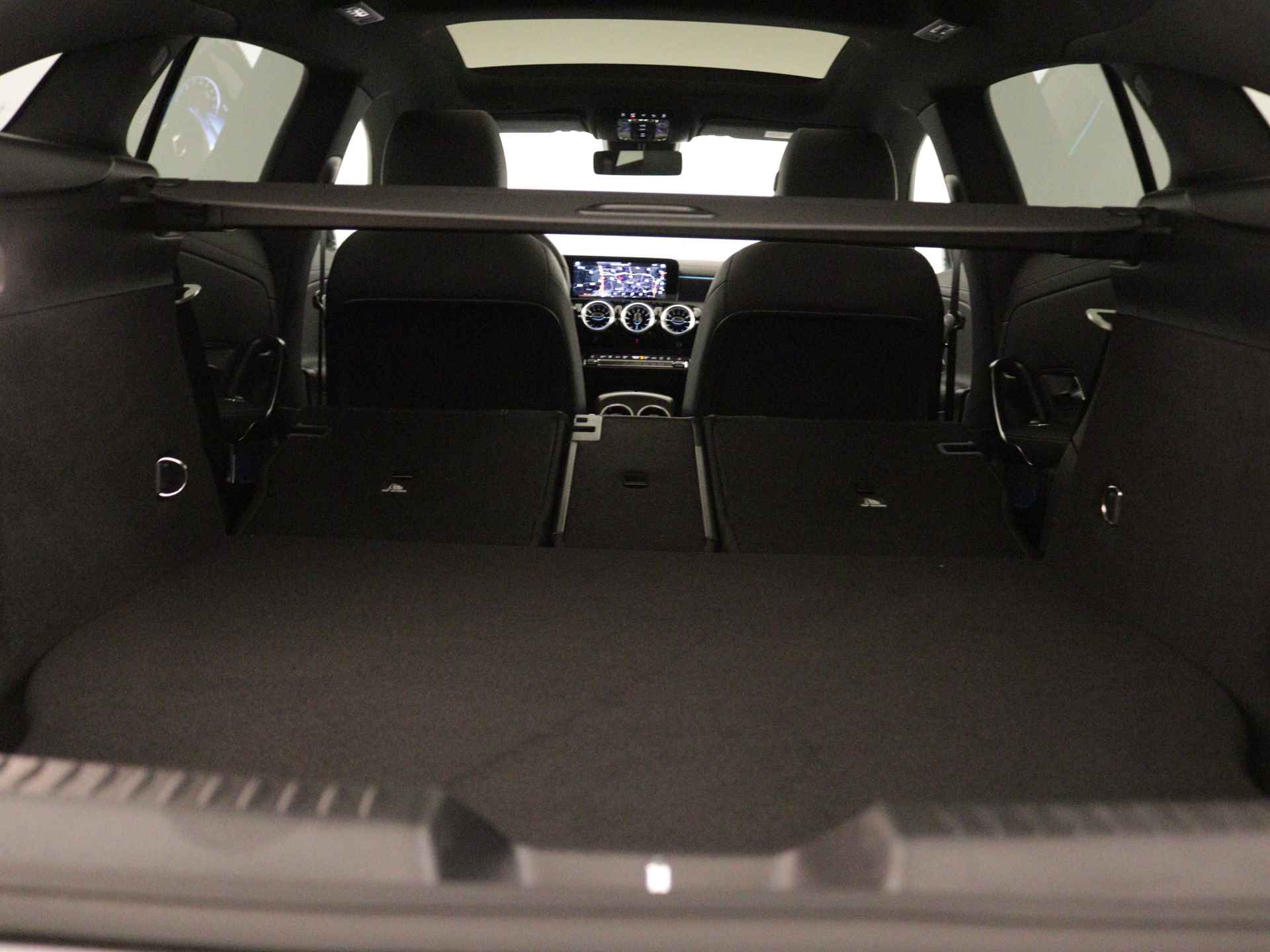 Mercedes-Benz CLA-Klasse Shooting Brake 250 e Luxury Line | Panorama / schuifdak | Smartphone-integratie | Premium pakket | Nightpakket | Parkeerpakket met achteruitrijcamera | Stoelverwarming vooraan | - 35/40