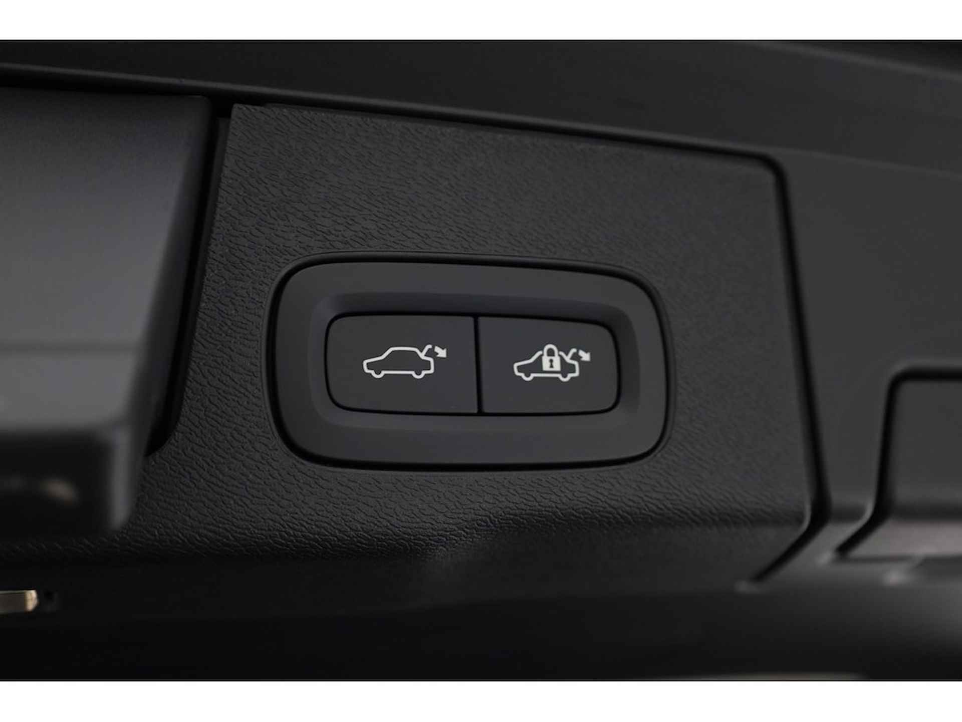 Volvo XC60 2.0 455PK T8 Recharge Plus Dark, ACC, Pano-dak, H&K Audio - 31/33