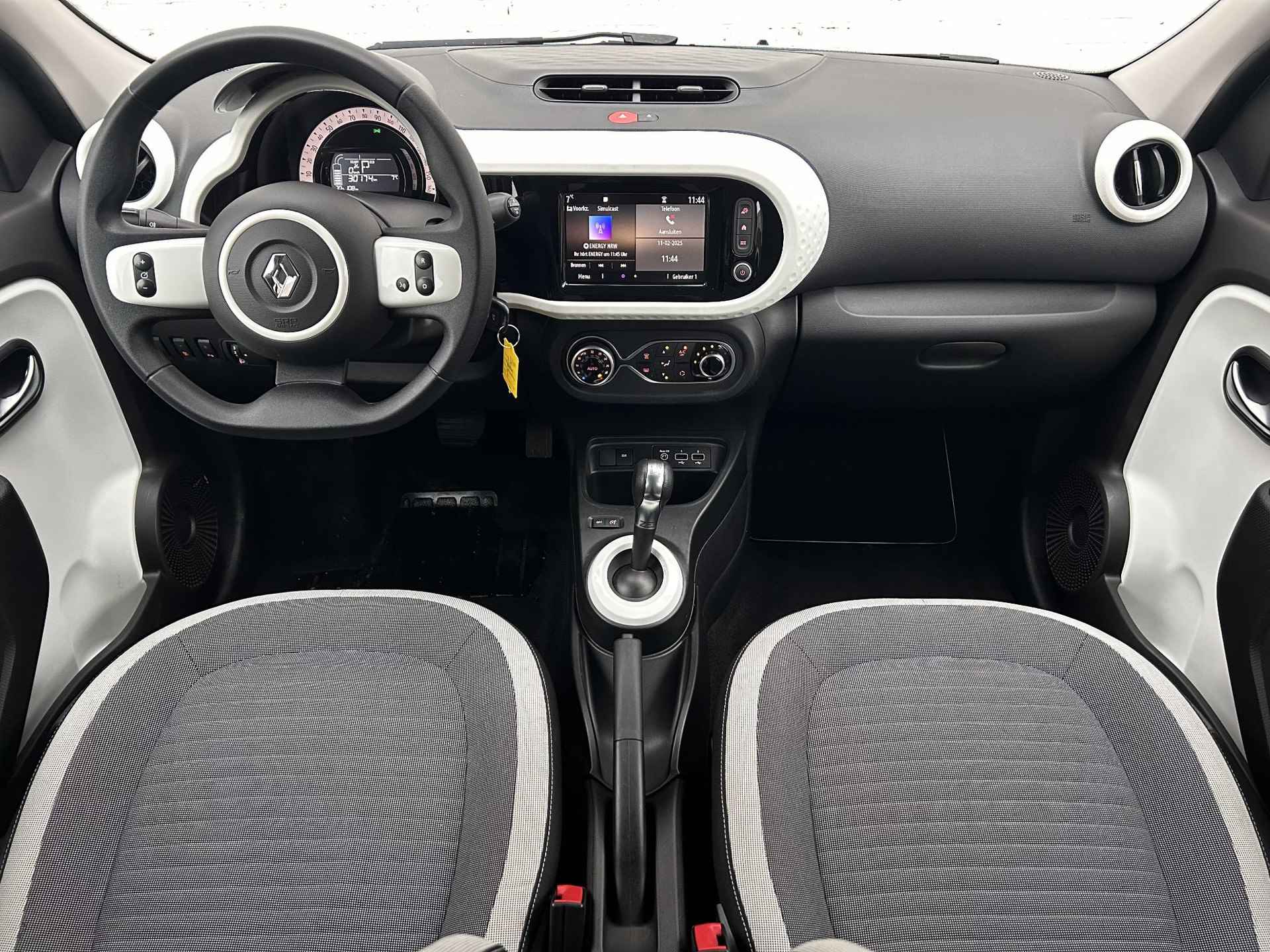 Renault Twingo Z.E. R80 E-Tech Equilibre 22 kWh Automaat / Koop accu / Dealer onderhouden / 3 fase laden / Stoelverwarming / Navigatie via Apple Carplay Android / - 2/33