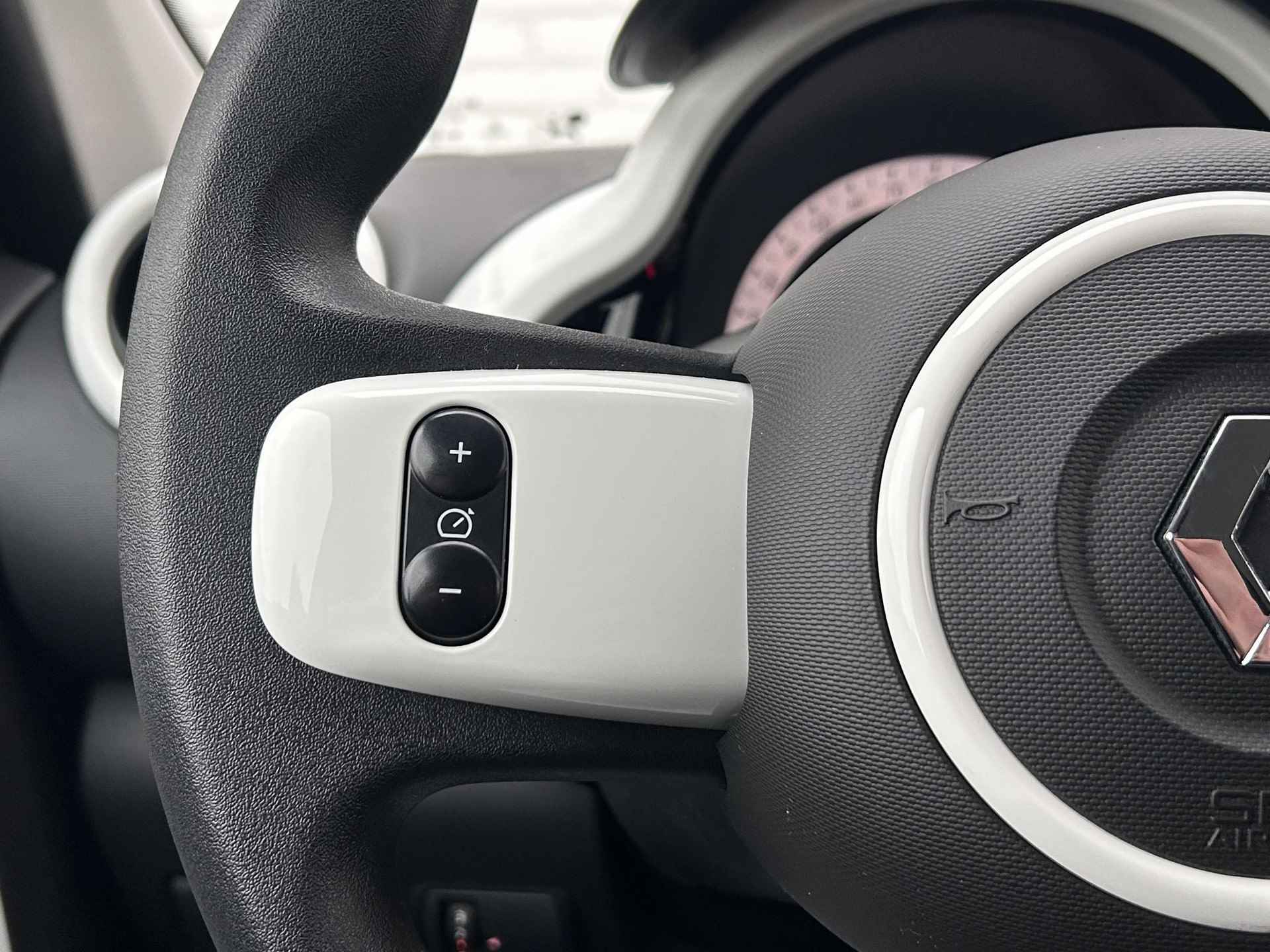 Renault Twingo Z.E. R80 E-Tech Equilibre 22 kWh Automaat / Koop accu / Dealer onderhouden / 3 fase laden / Stoelverwarming / Navigatie via Apple Carplay Android / - 17/33