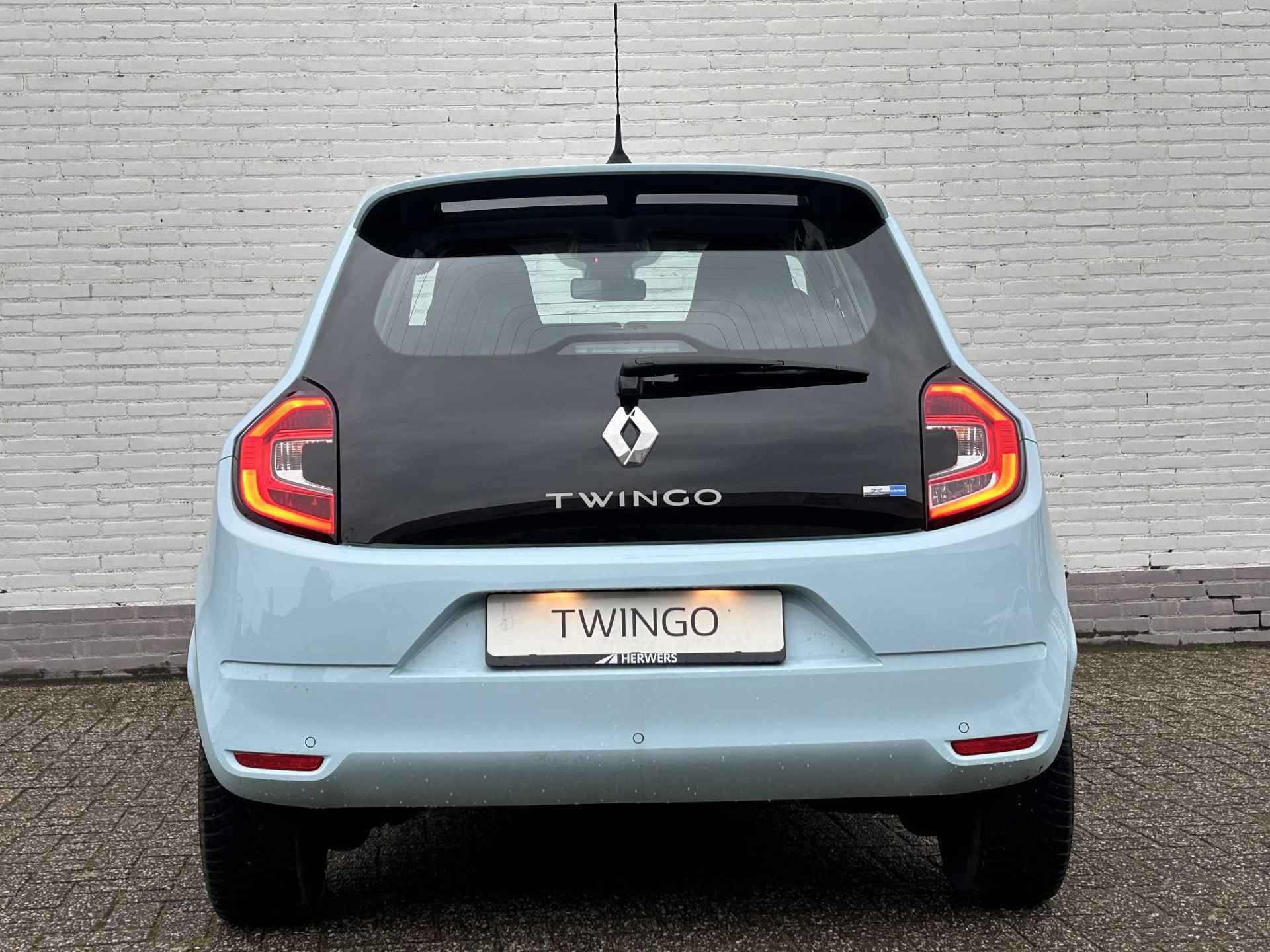 Renault Twingo Z.E. R80 E-Tech Equilibre 22 kWh Automaat / Koop accu / Dealer onderhouden / 3 fase laden / Stoelverwarming / Navigatie via Apple Carplay Android / - 30/33