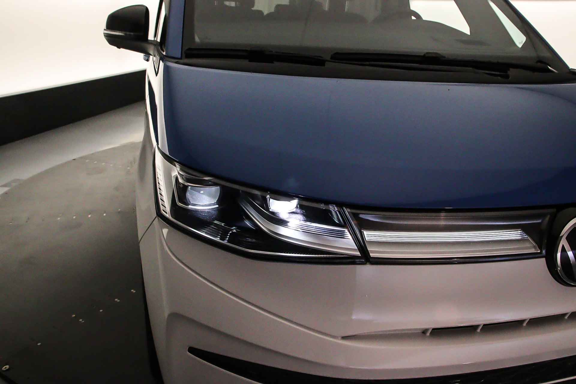 Volkswagen Multivan Energetic 1.4 Plug-in Hybride L1H1 Energetic Two Tone | IQ-Lights | Area View 360 camera | Panoramadak | Adaptieve Cruise Control | 20'' velgen | Verlagingsset - 60/62