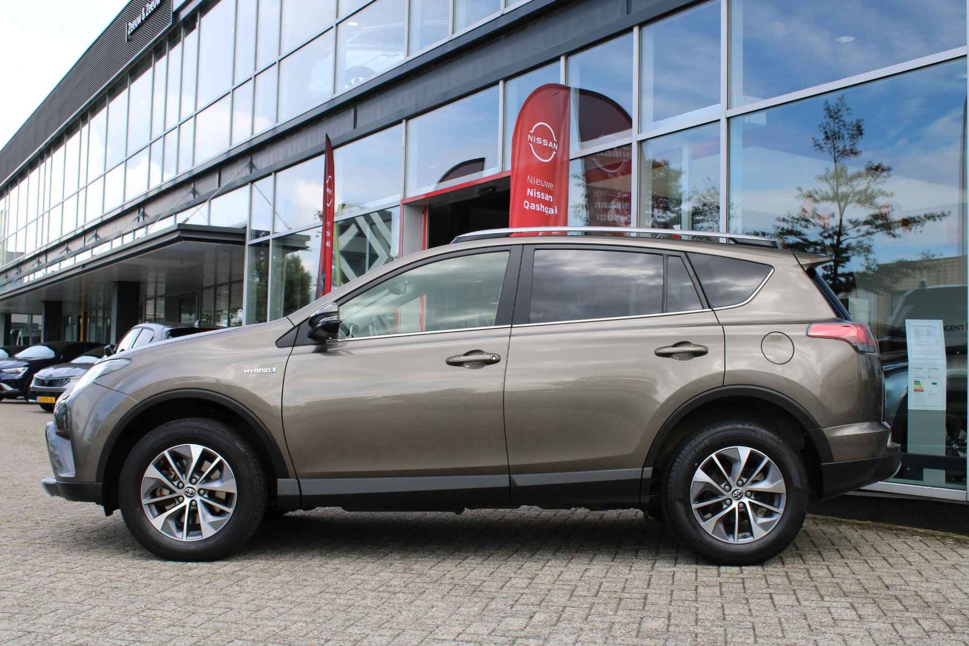 Toyota RAV4 2.5 Hybrid Energy | Bi-led verlichting | Navigatie | Parkeersensoren voor en achter | Achteruitrijcamera | Lichtmetalen wielen | Cruise controle | Stoelverwarming | Climate controle | Dakrailing | Mistlampen voor | - 2/43