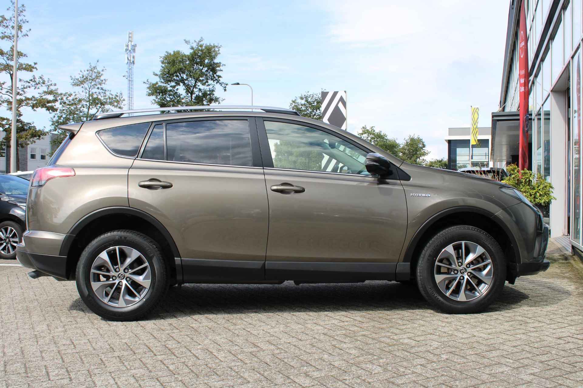 Toyota RAV4 2.5 Hybrid Energy | Bi-led verlichting | Navigatie | Parkeersensoren voor en achter | Achteruitrijcamera | Lichtmetalen wielen | Cruise controle | Stoelverwarming | Climate controle | Dakrailing | Mistlampen voor | - 4/43