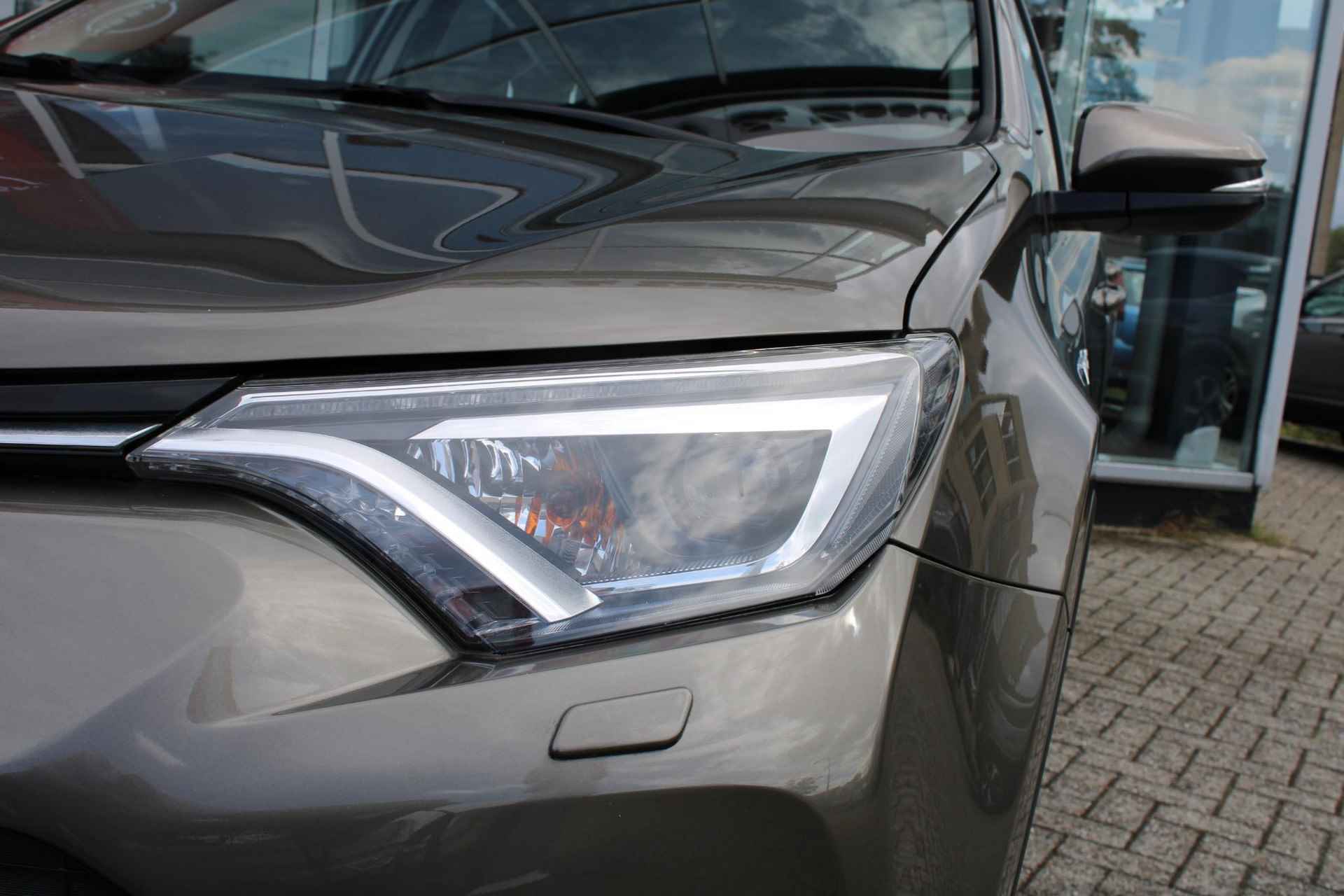 Toyota RAV4 2.5 Hybrid Energy | Bi-led verlichting | Navigatie | Parkeersensoren voor en achter | Achteruitrijcamera | Lichtmetalen wielen | Cruise controle | Stoelverwarming | Climate controle | Dakrailing | Mistlampen voor | - 7/43