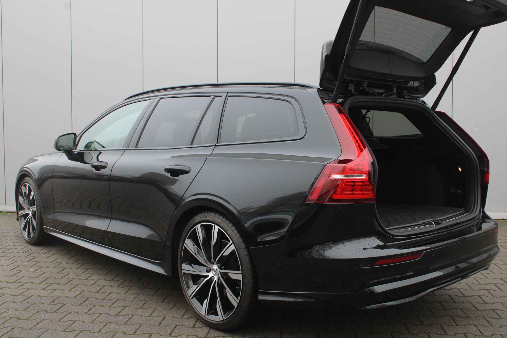 Volvo V60 B4 Ultimate Dark | Panorama Dak | Head up Display | Bodykit | Trekhaak | - 7/35