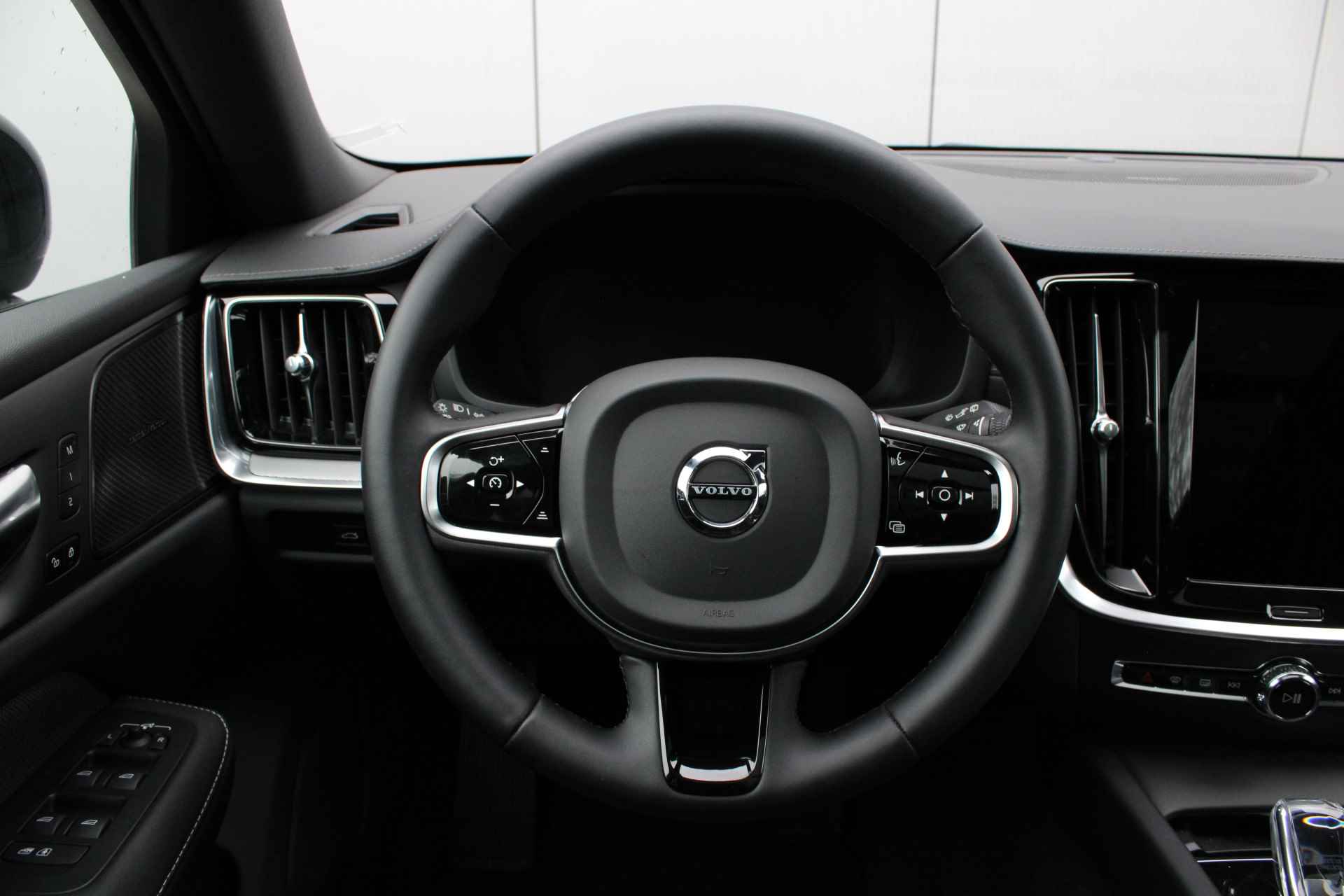 Volvo V60 B4 Ultimate Dark | Panorama Dak | Head up Display | Bodykit | Trekhaak | - 31/35